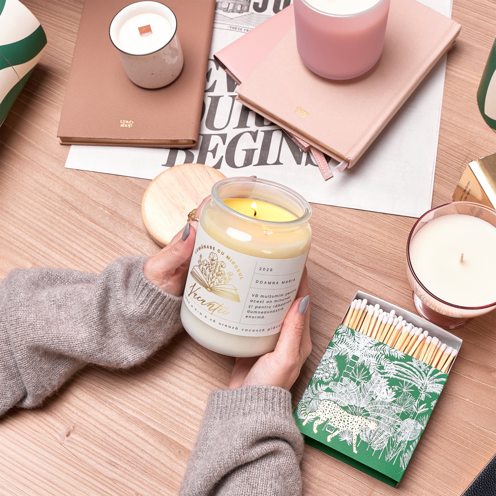 Lumânare cu detalii aurii – cadou de sfârșit de an școlar pentru profesor