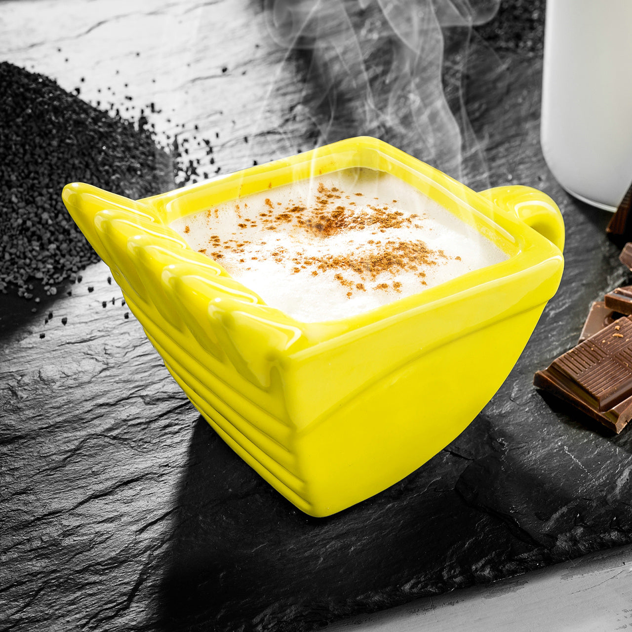 Cană în formă de excavator