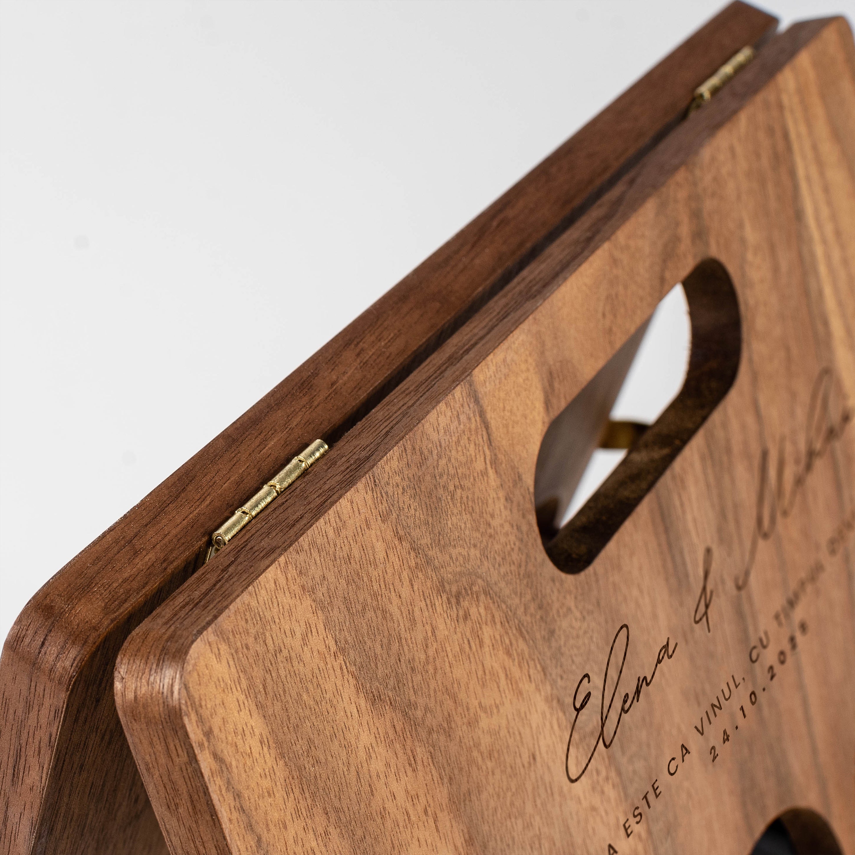 Suport personalizat pentru vin – cadou elegant de nuntă