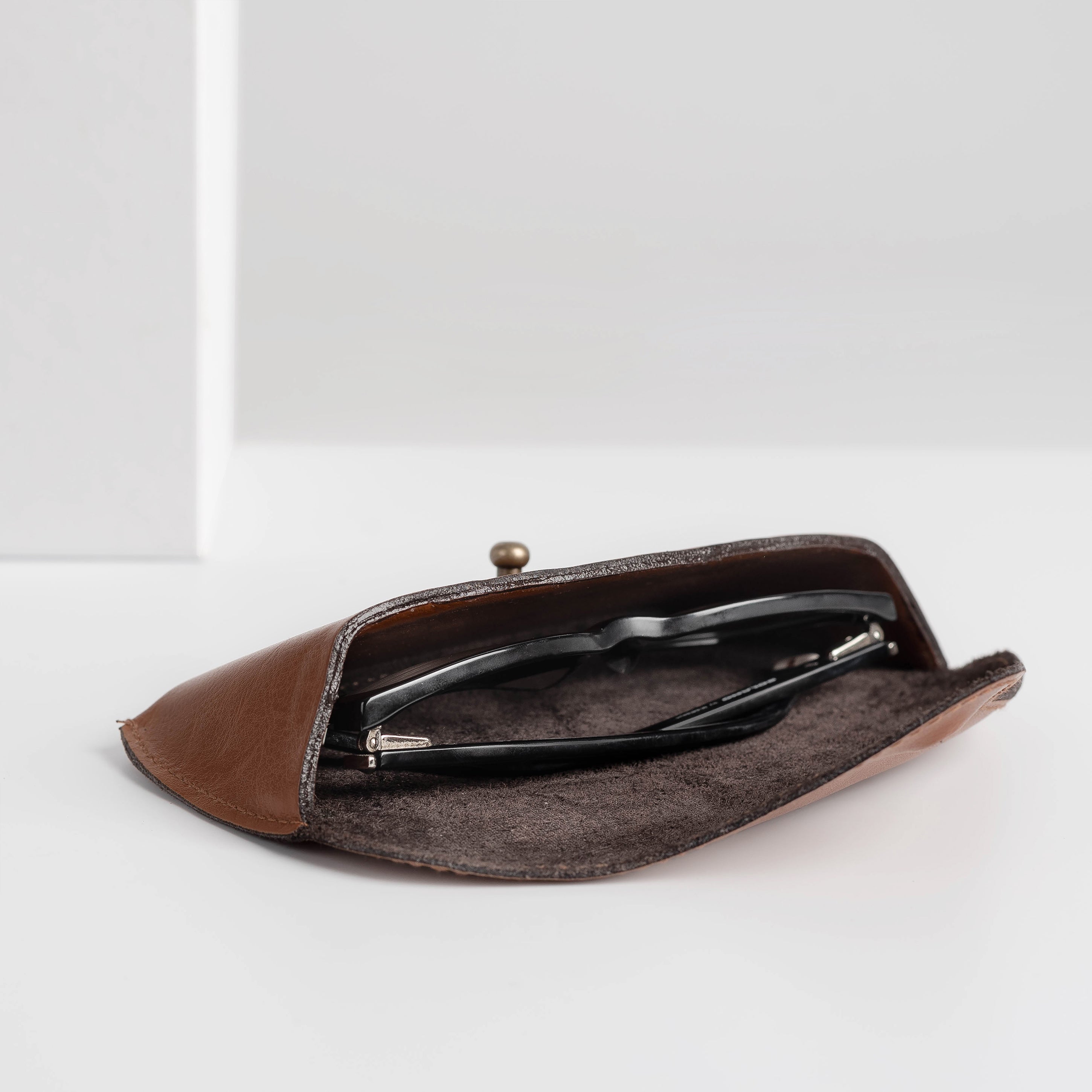 Eleganckie etui na okulary - Inicjały prezent dla męża na urodziny etui z grawerem