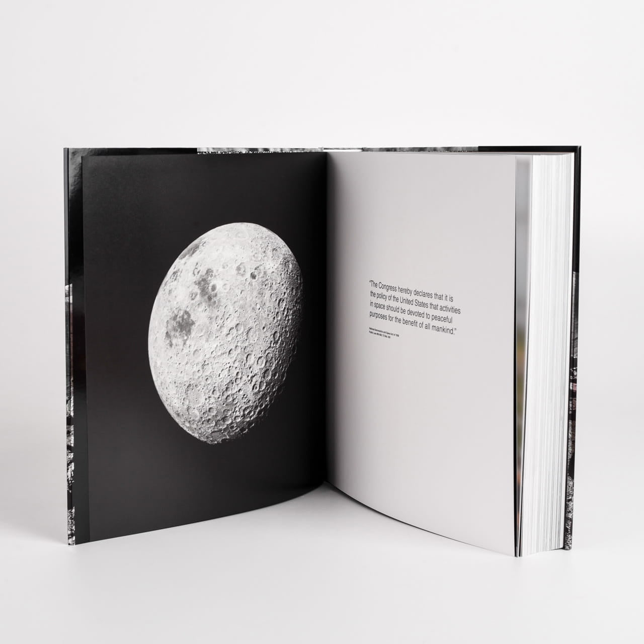 Książka o kosmosie The NASA Archives - 60 Years in Space książka o astronomii prezent dla naukowca