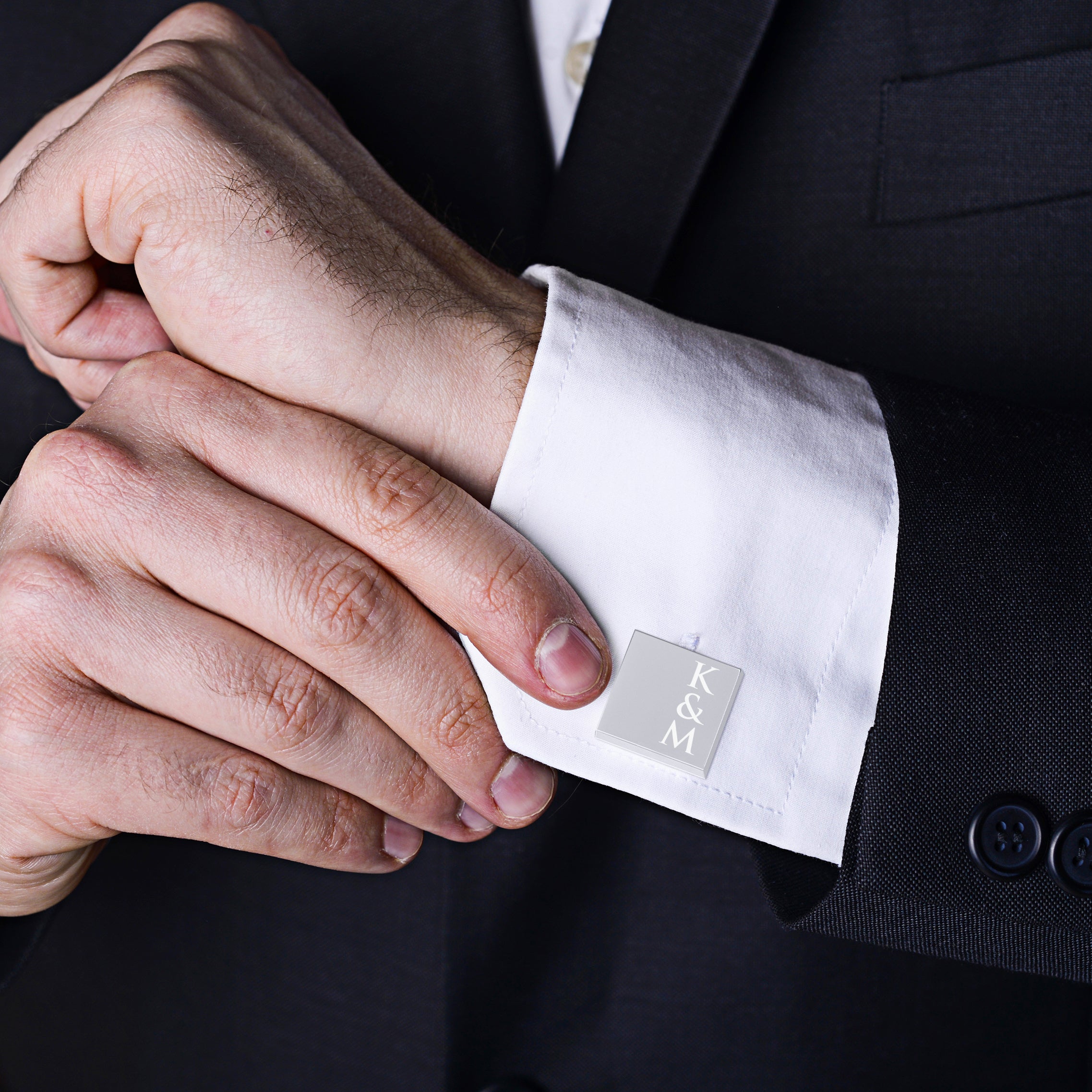 Butoni gravați pentru mire – cadou elegant pentru viitorul soț