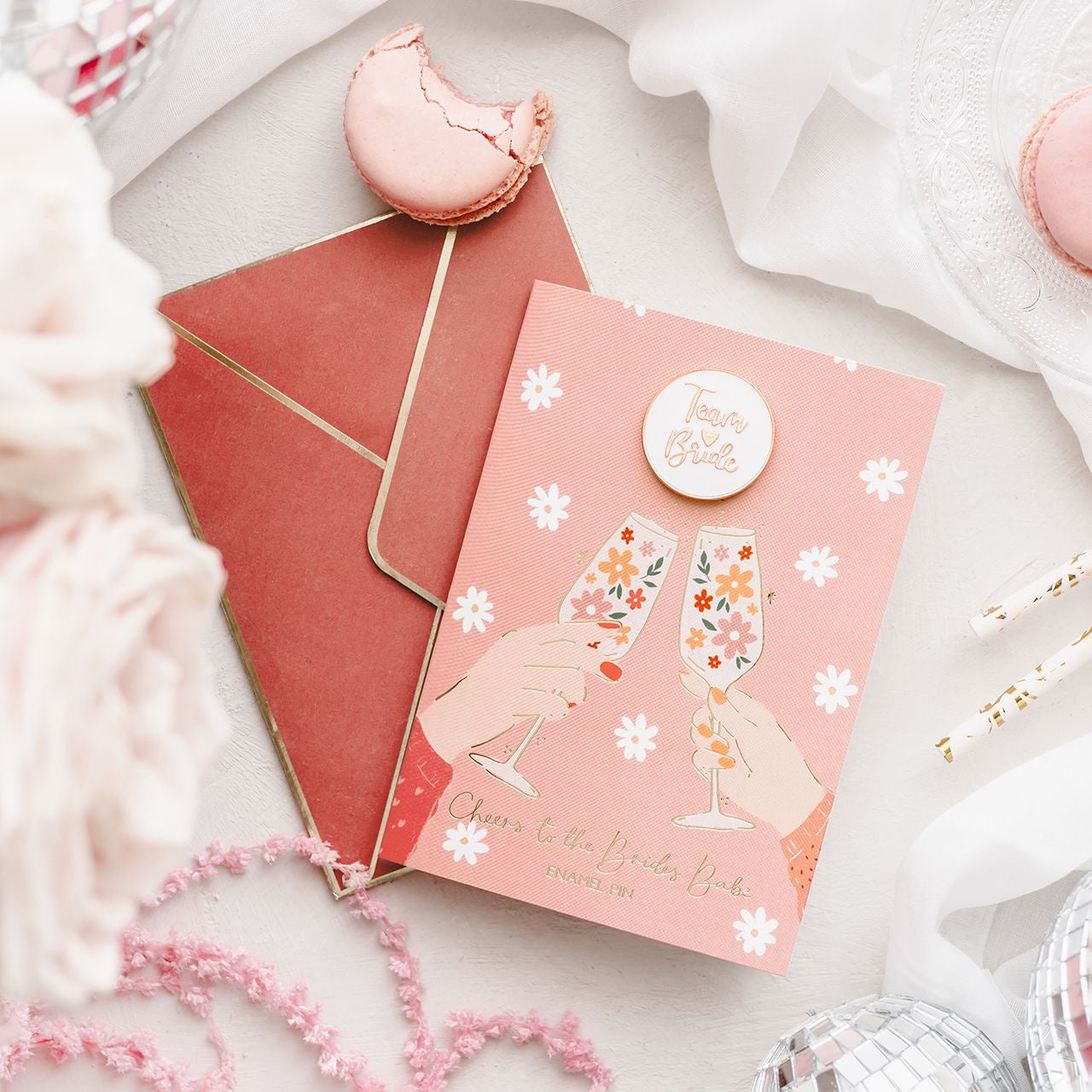 Felicitare cu insignă pentru petrecerea burlăcițelor