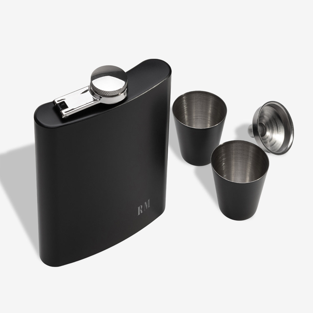 Ploscă personalizată cu pahare – cadou elegant pentru bărbat