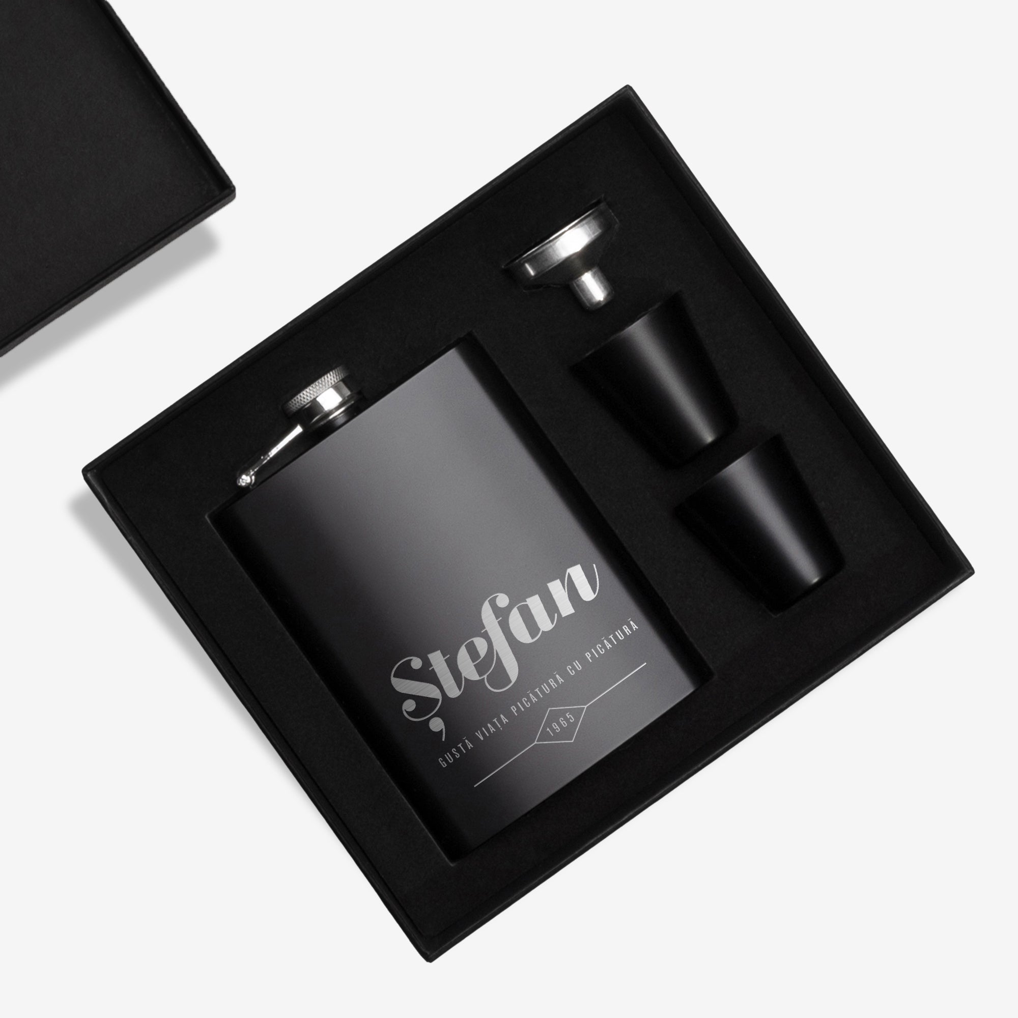 Ploscă gravată - cadou pentru ziua de naștere a colegului 