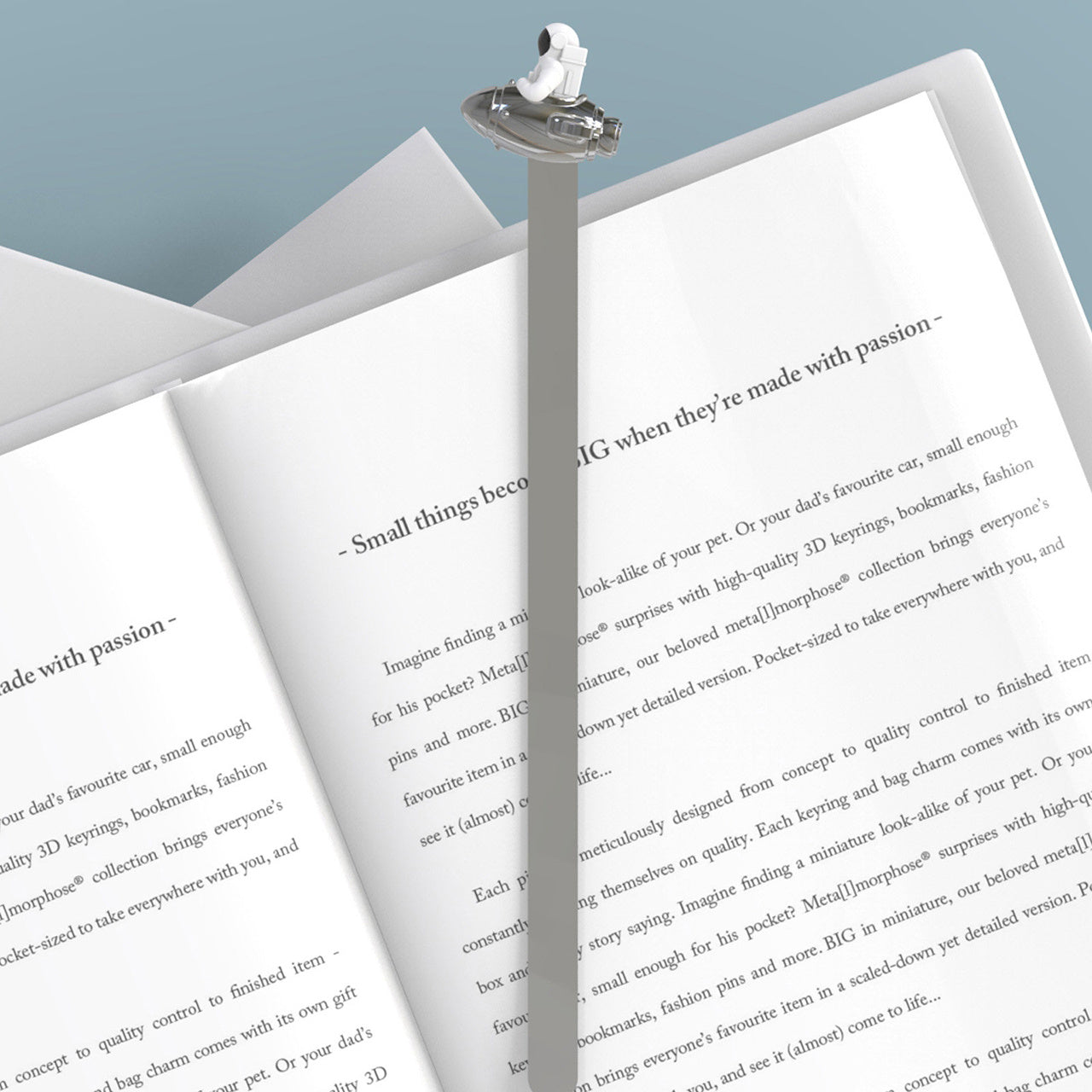 Semn de carte metalic în formă de cosmonaut