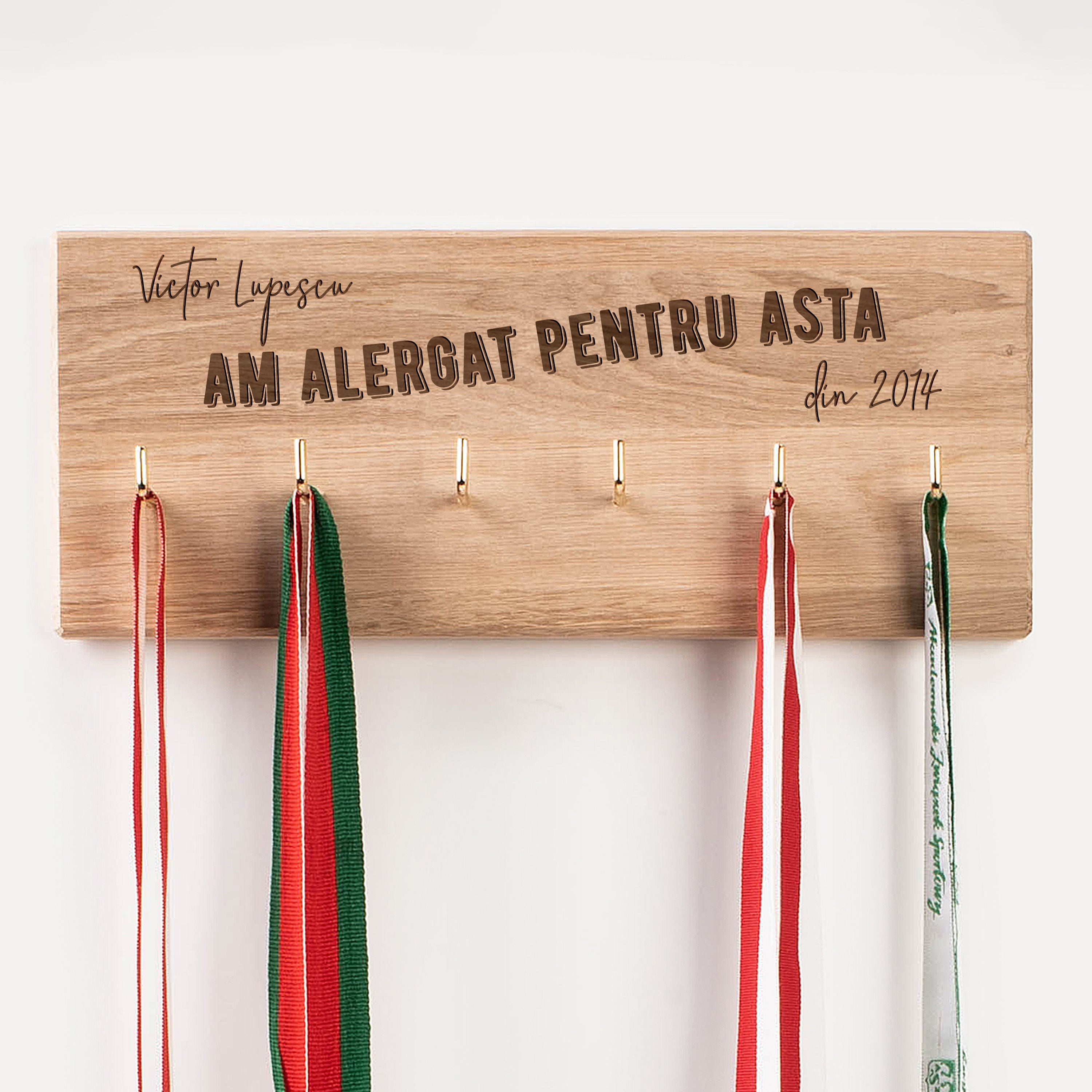 Cuier personalizat pentru medalii – cadou pentru alergători