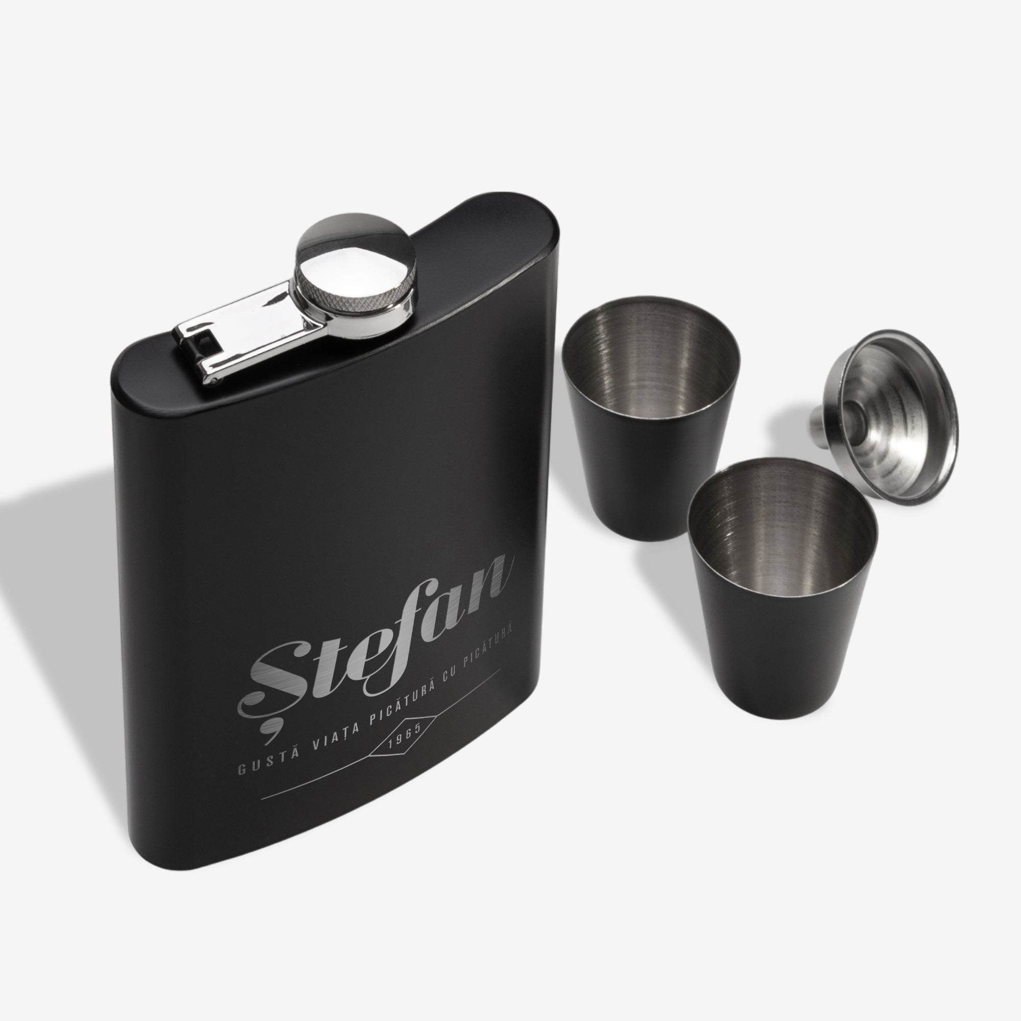 Ploscă gravată - cadou pentru ziua de naștere a colegului 