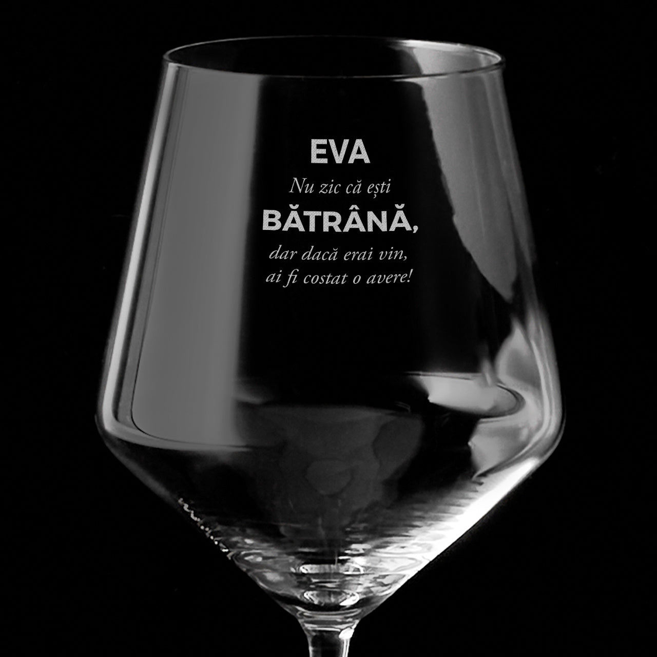 Pahar de vin gravat – cadou de ziua de naștere pentru o femeie