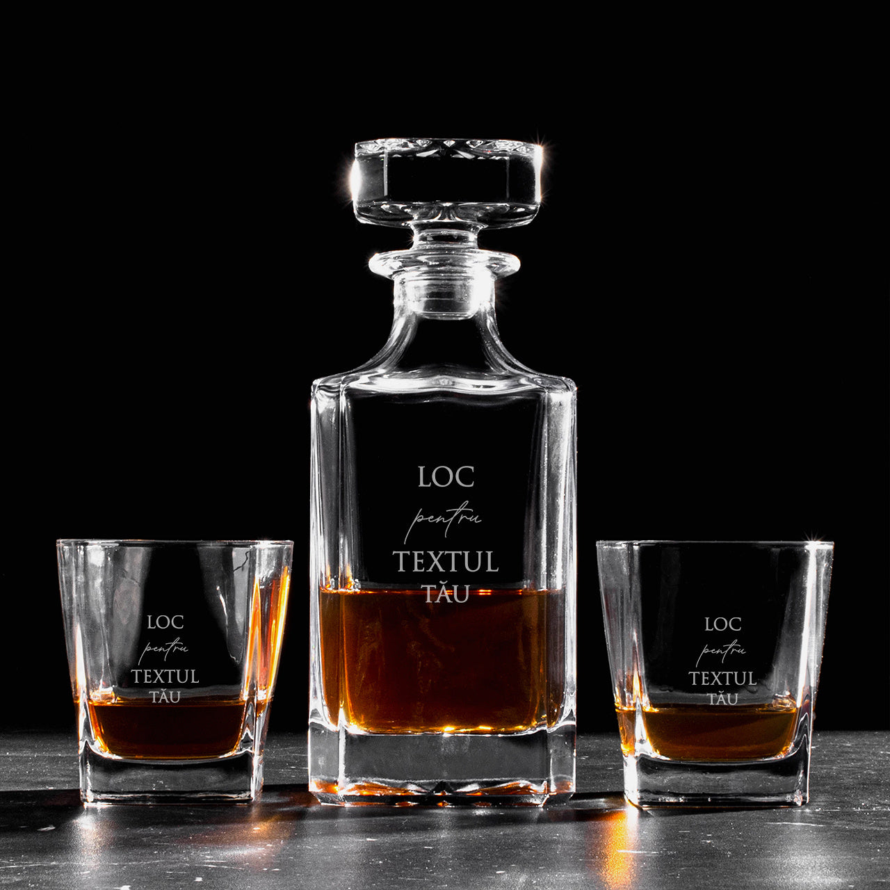 Set cadou în cutie din lemn – carafă cu pahare – Textul tău