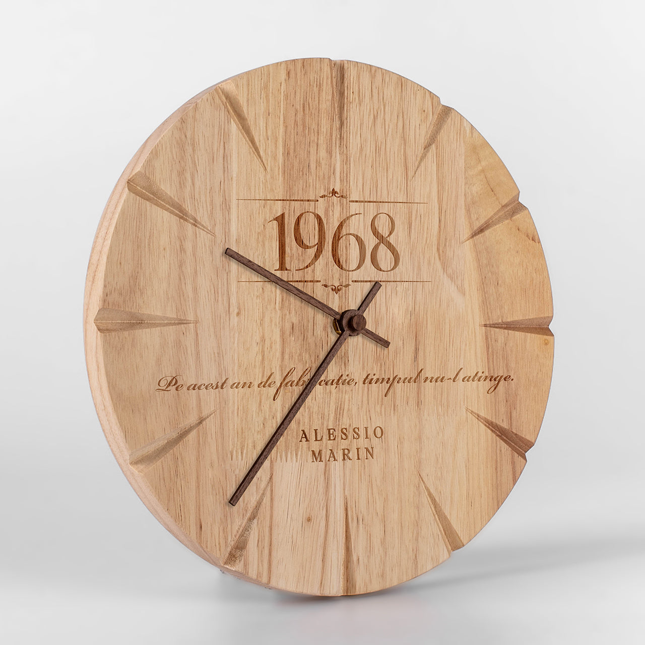 Ceas de perete din lemn – cadou de ziua de naștere pentru bărbat