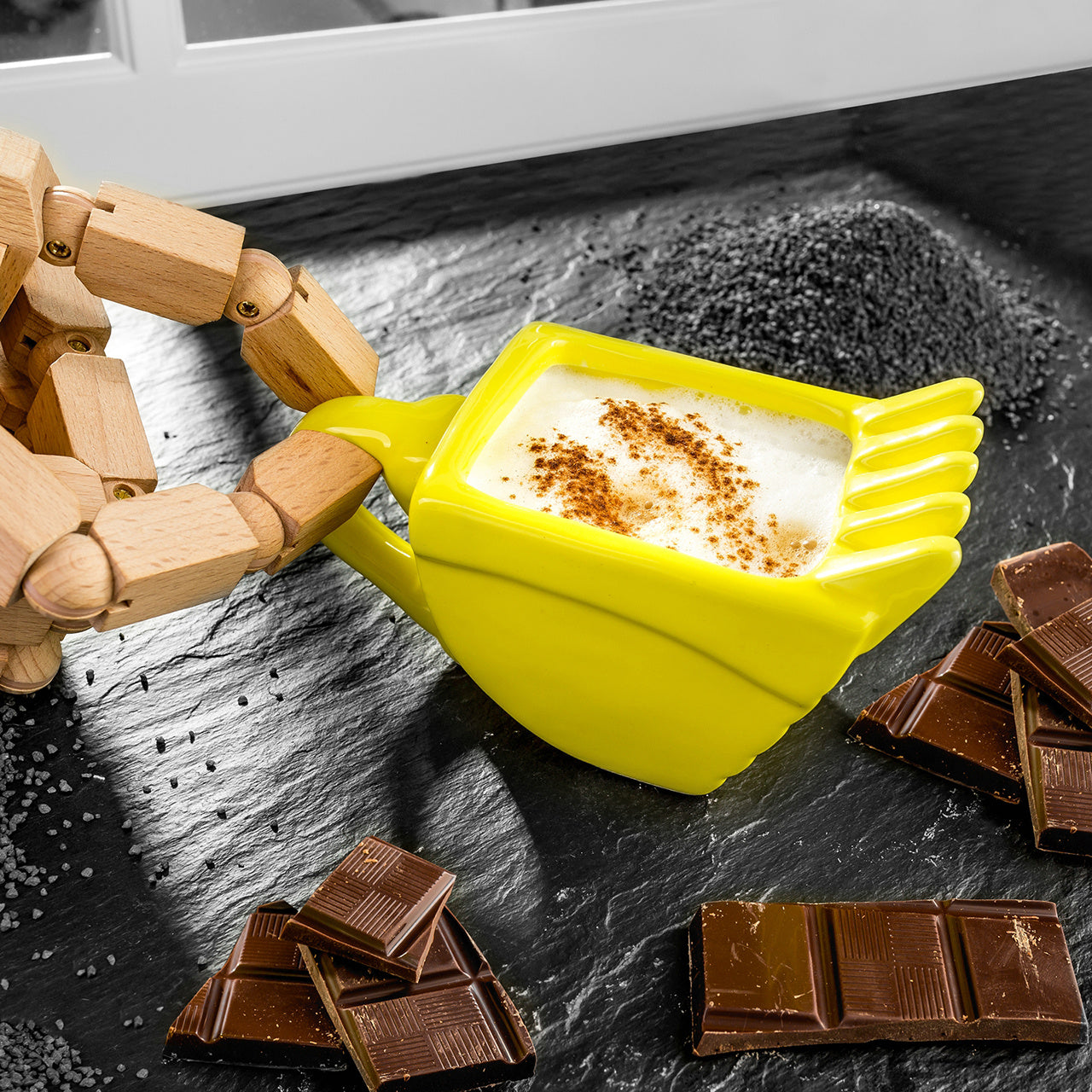 Cană în formă de excavator