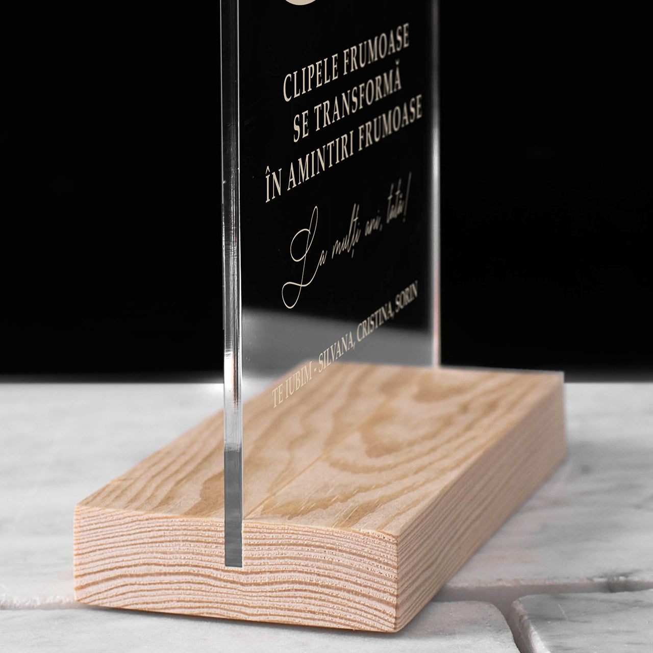 Statuetă gravată pentru ziua de naștere – cadou original pentru 60 de ani