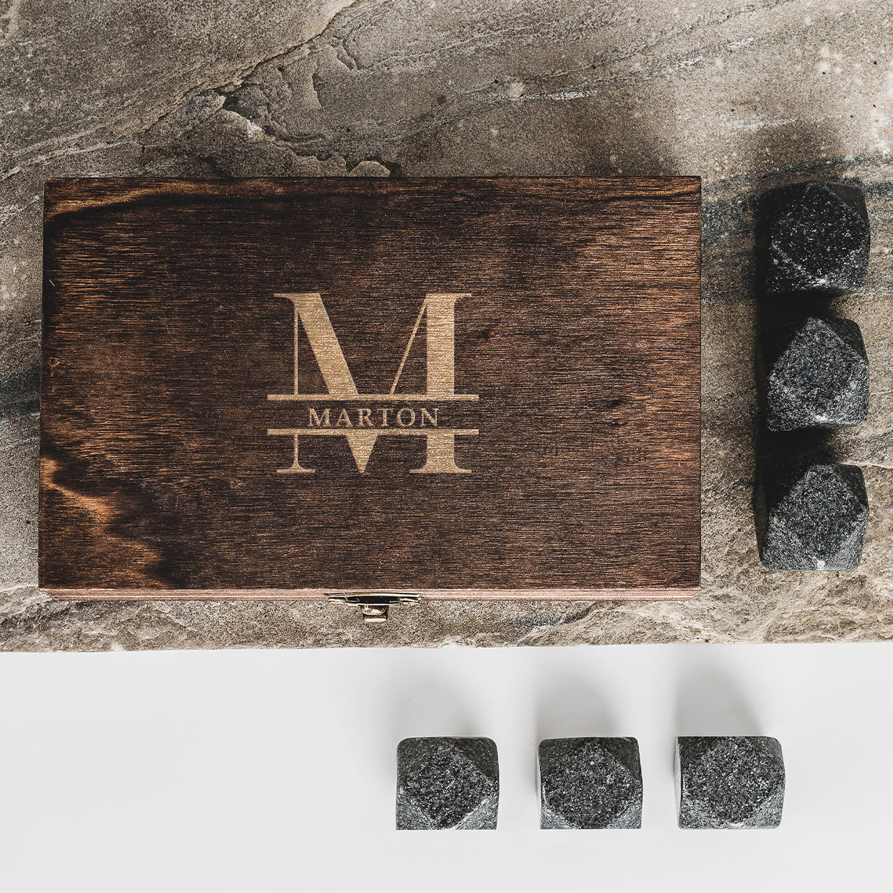 Kamienie do whisky w grawerowanym pudełku - elegancki prezent dla faceta prezent dla miłośnika whisky 