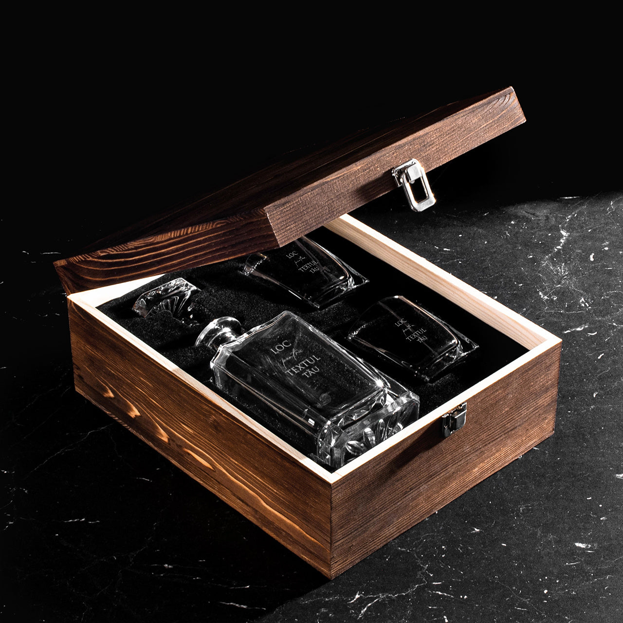 Set cadou în cutie din lemn – carafă cu pahare – Textul tău