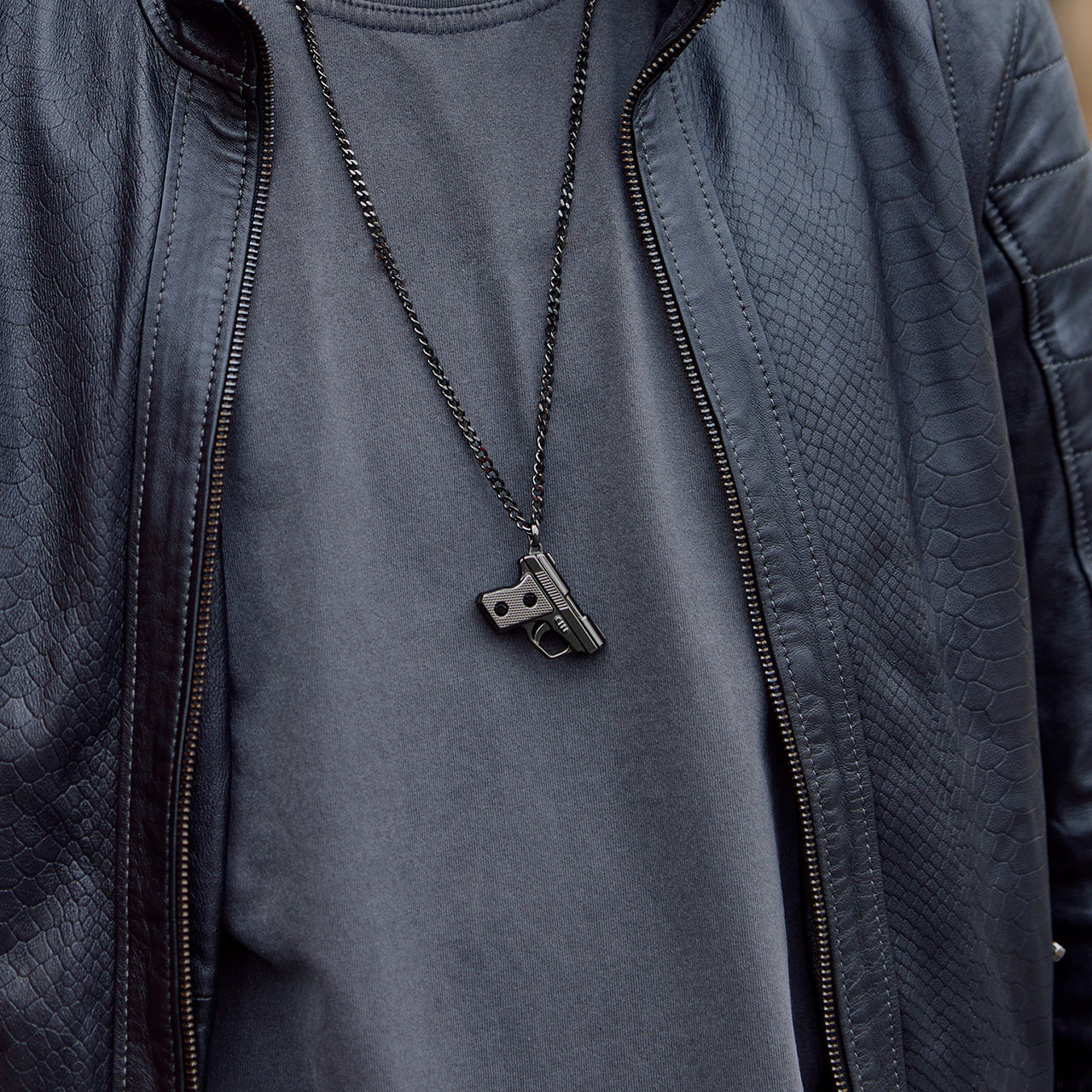 Colier cu pandantiv pistol