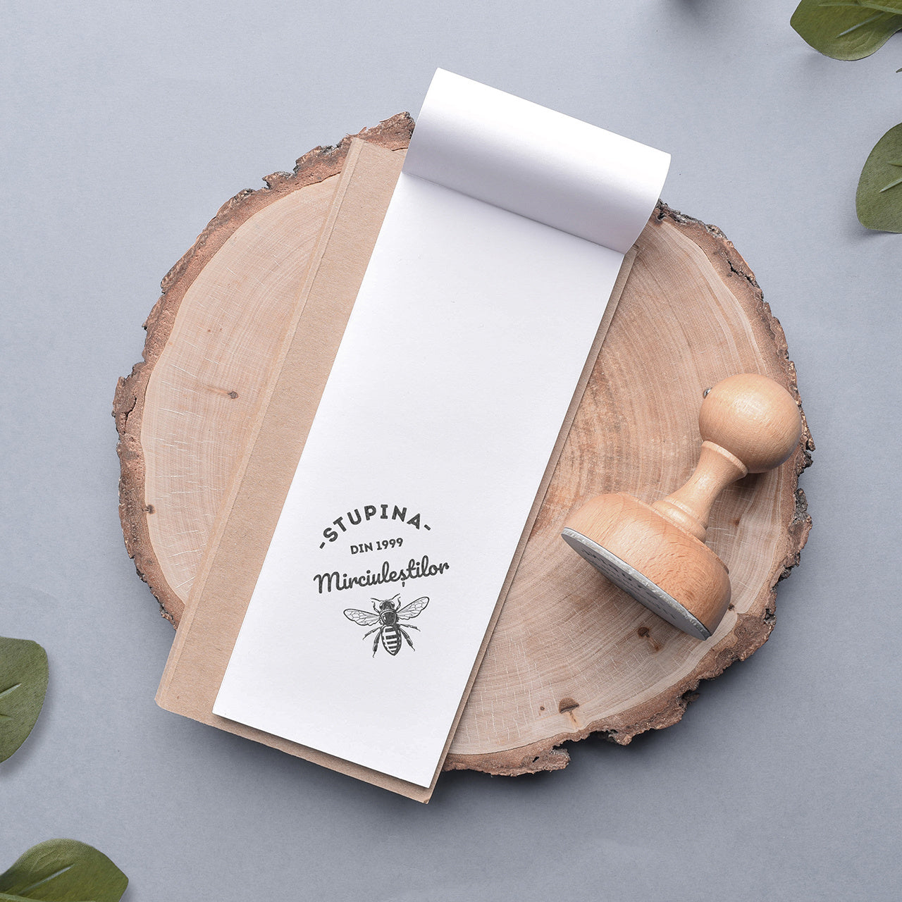 Drewniany stempel na prezent dla pszczelarza stempel personalizowany prezent dla miłośnika pszczół