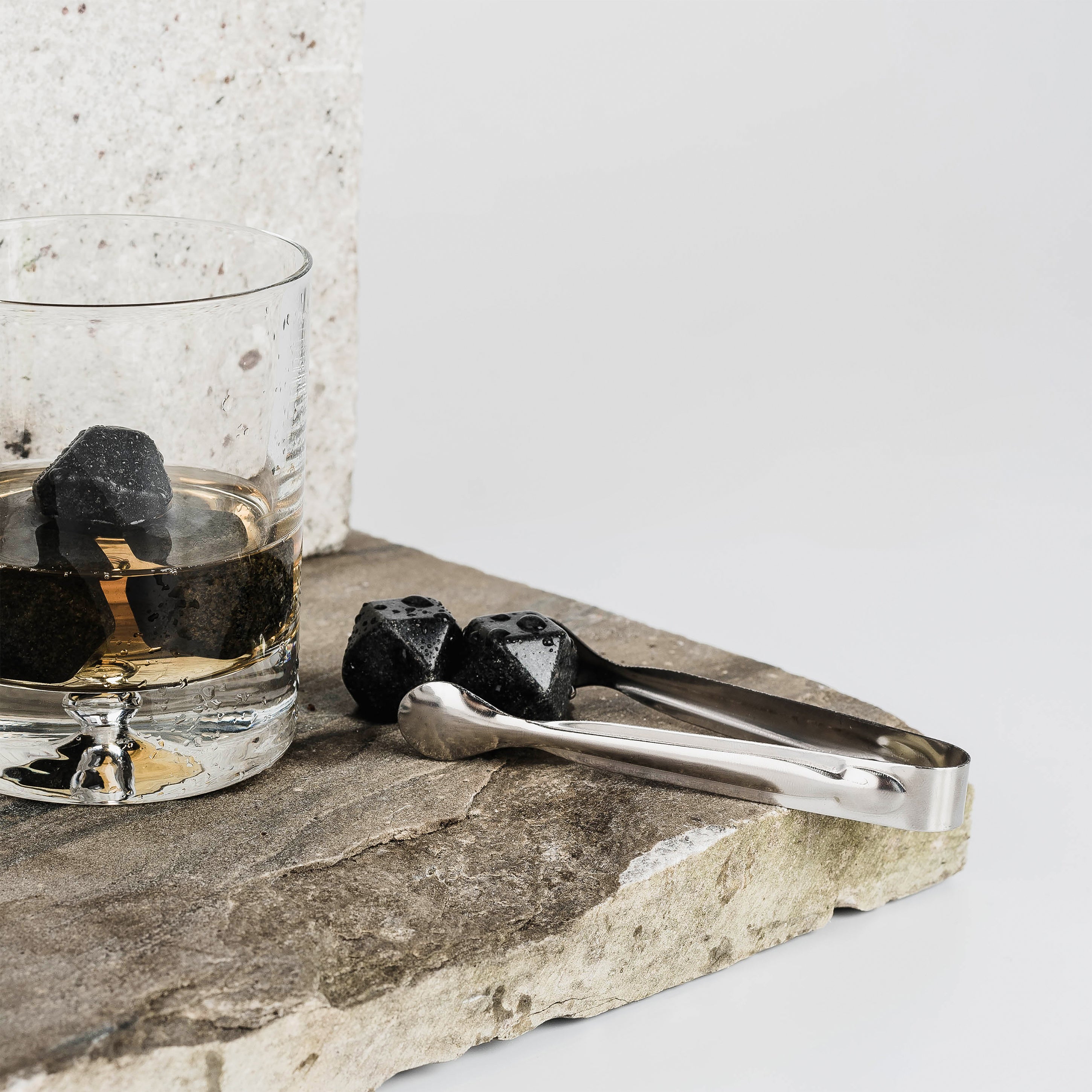 Kamienie do whisky w grawerowanym pudełku - elegancki prezent dla faceta prezent dla miłośnika whisky 