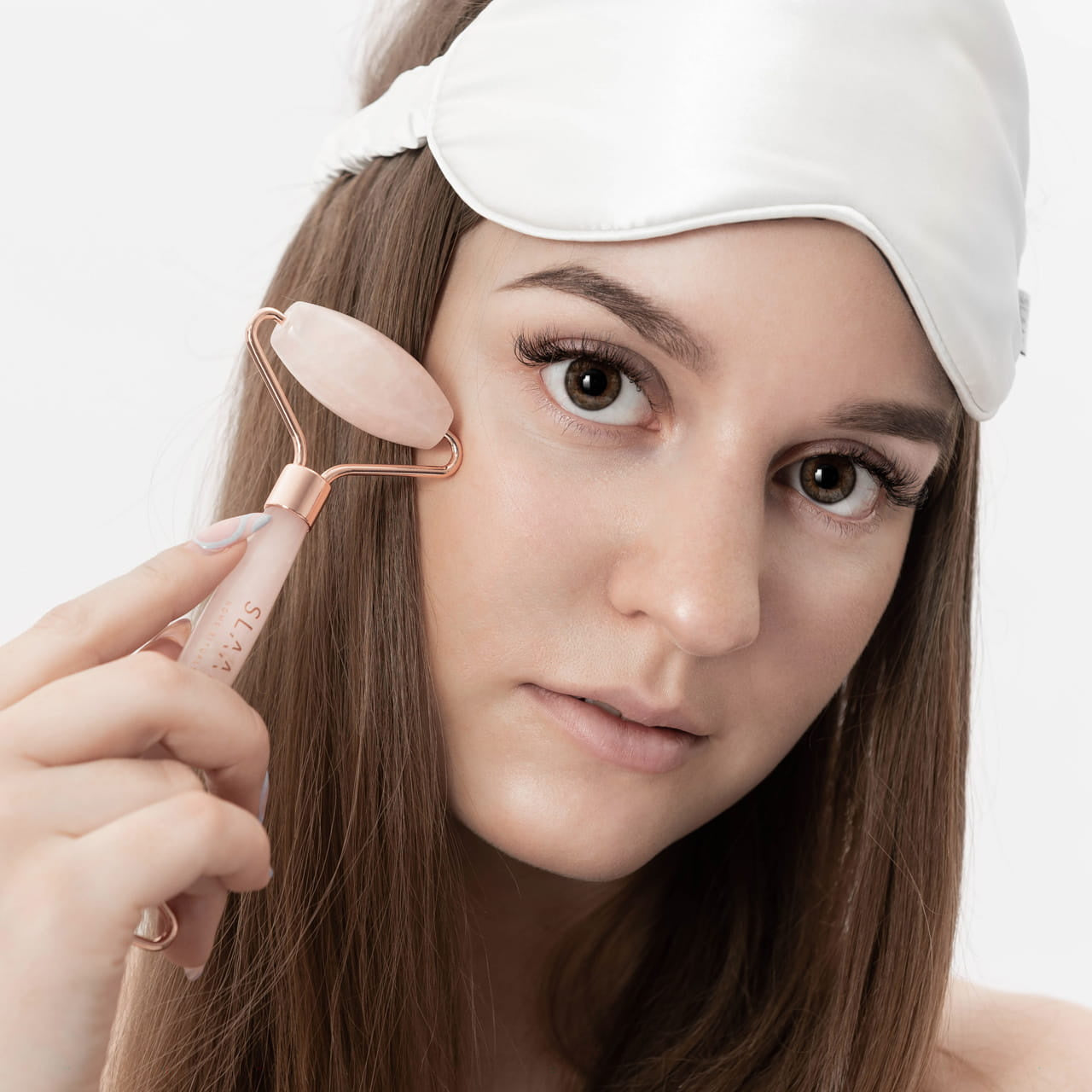 Roller z różowego kwarcu i jedwabna opaska na oczy SLAAP zestaw prezentowy dla kobiety prezent dla kobiety 