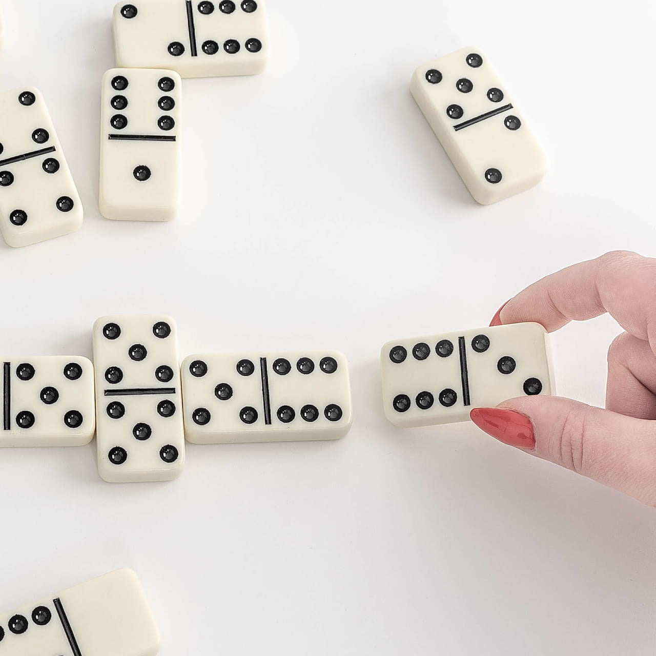 Gra domino w eleganckiej skrzynce - ręcznie robiona gra w domino prezent dla rodziny