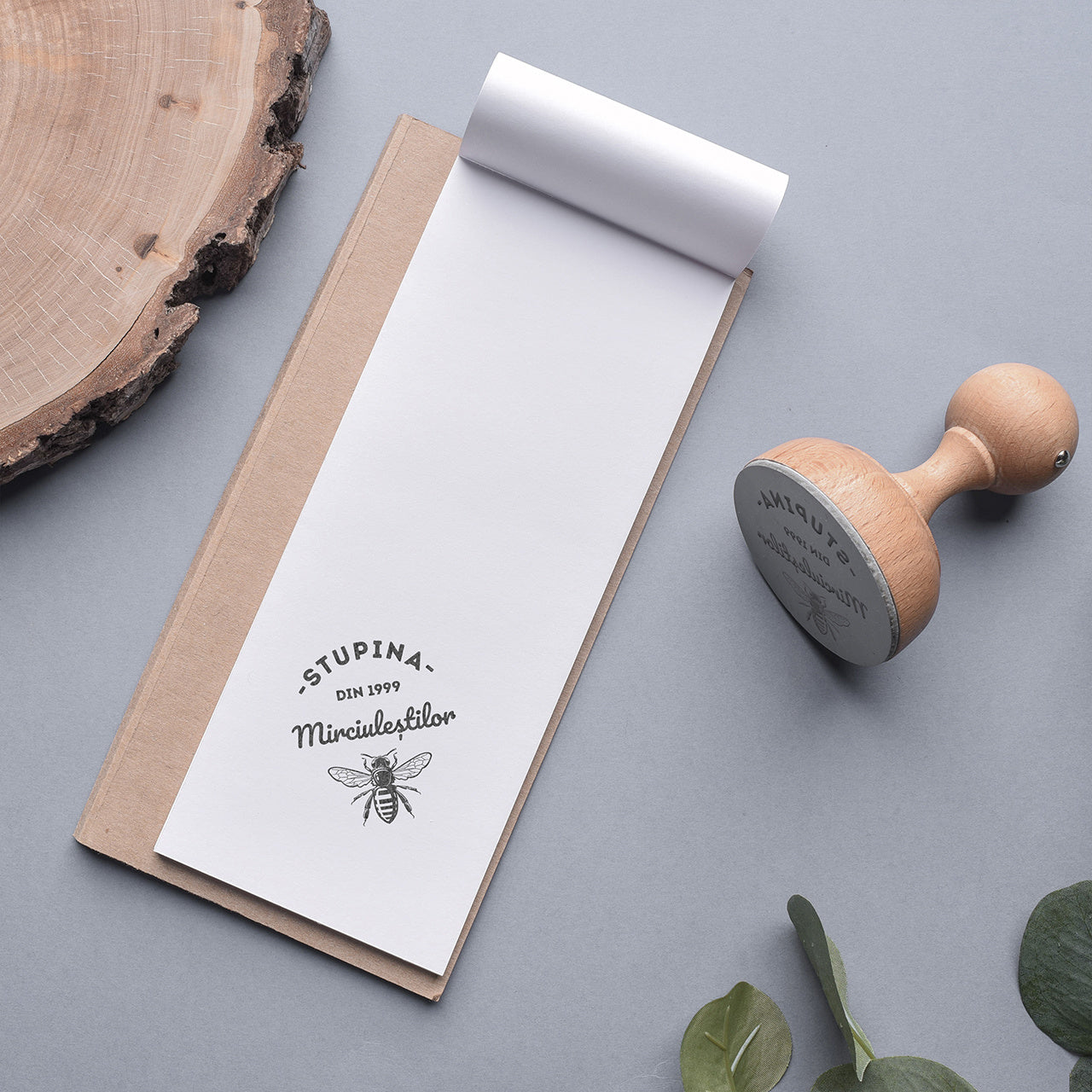 Drewniany stempel na prezent dla pszczelarza stempel personalizowany prezent dla miłośnika pszczół