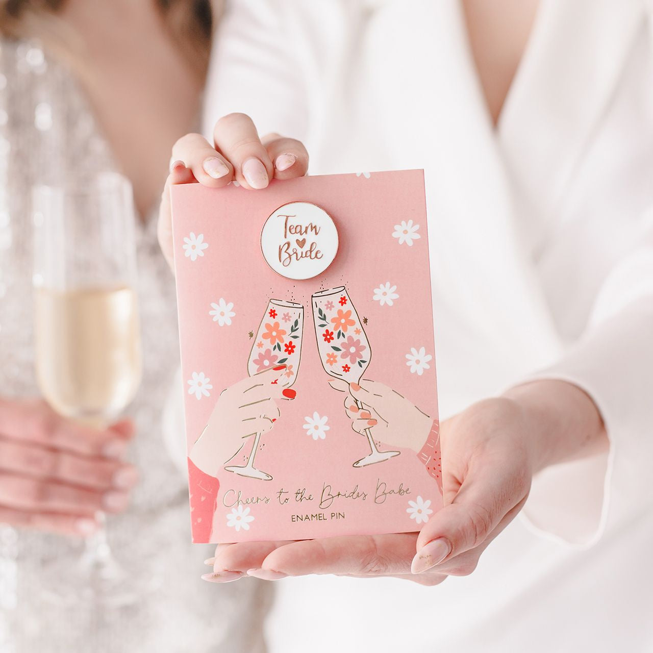 Felicitare cu insignă pentru petrecerea burlăcițelor