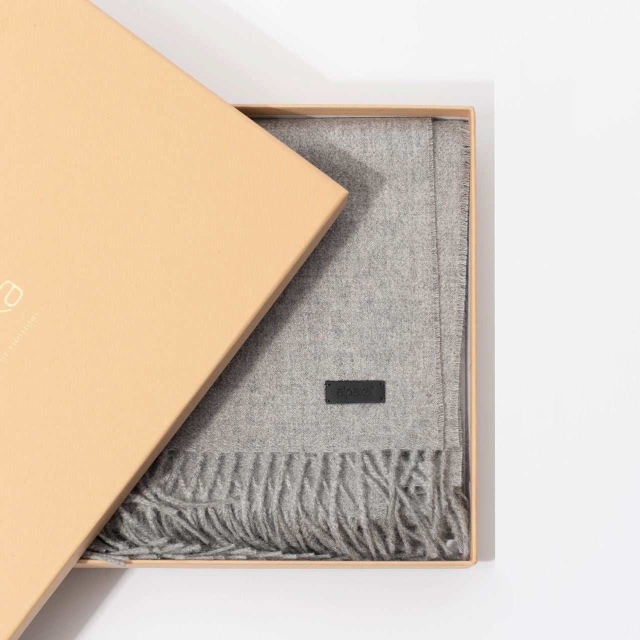 Șal din alpaca - cadou elegant pentru ea