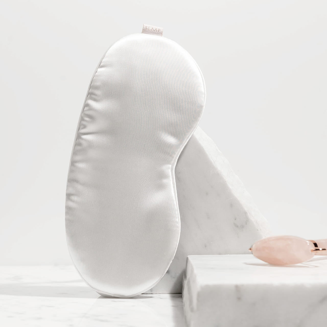 Roller z różowego kwarcu i jedwabna opaska na oczy SLAAP zestaw prezentowy dla kobiety prezent dla kobiety 