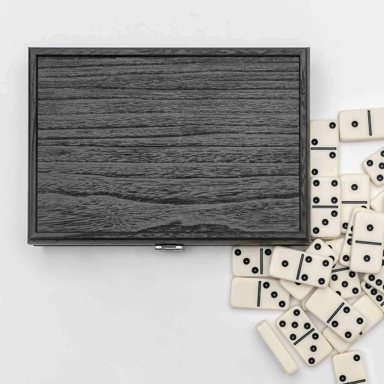 Gra domino w eleganckiej skrzynce - ręcznie robiona gra w domino prezent dla rodziny