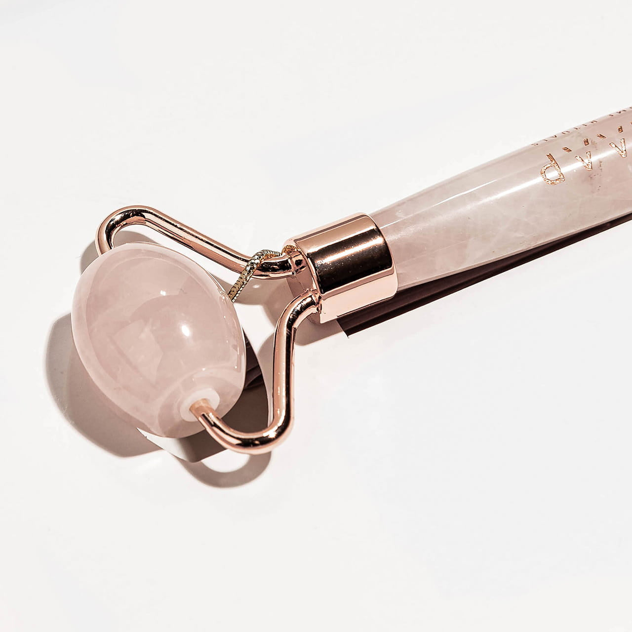 Roller z różowego kwarcu i jedwabna opaska na oczy SLAAP zestaw prezentowy dla kobiety prezent dla kobiety 