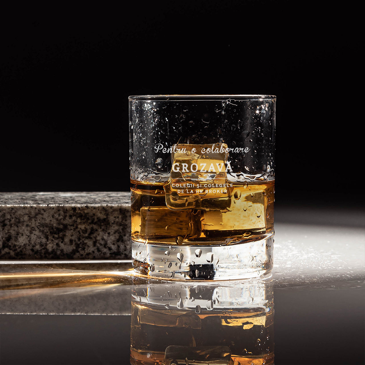 Pahar gravat de whisky - cadou la părăsirea locului de muncă