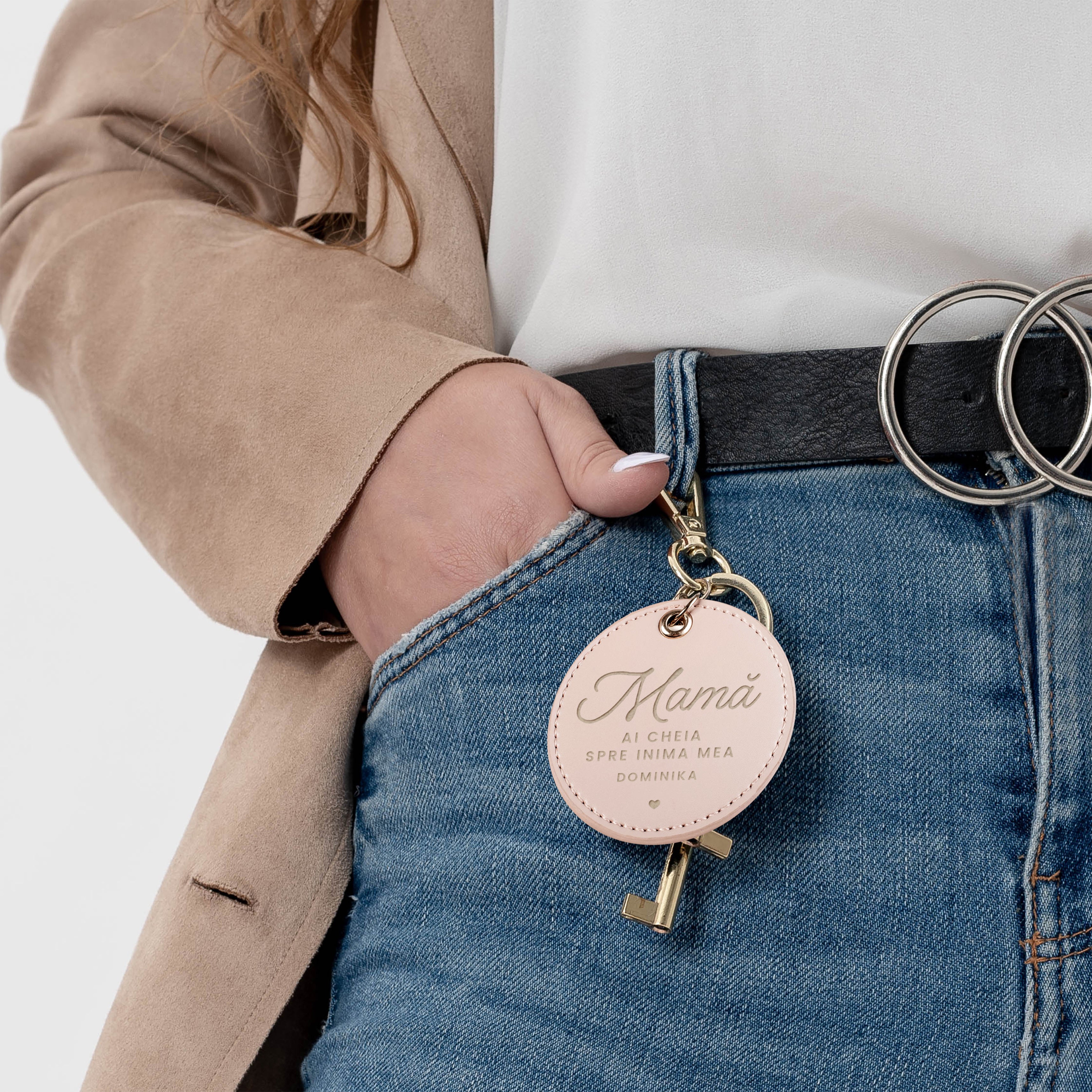 Breloc din piele pentru mama – cadou de Ziua Mamei