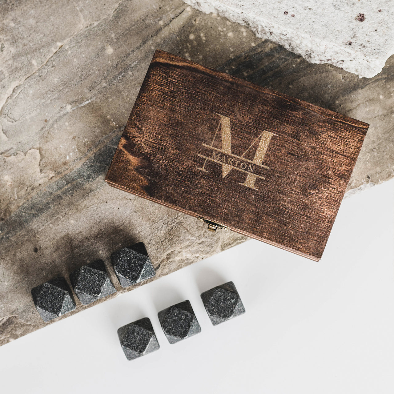 Kamienie do whisky w grawerowanym pudełku - elegancki prezent dla faceta prezent dla miłośnika whisky 