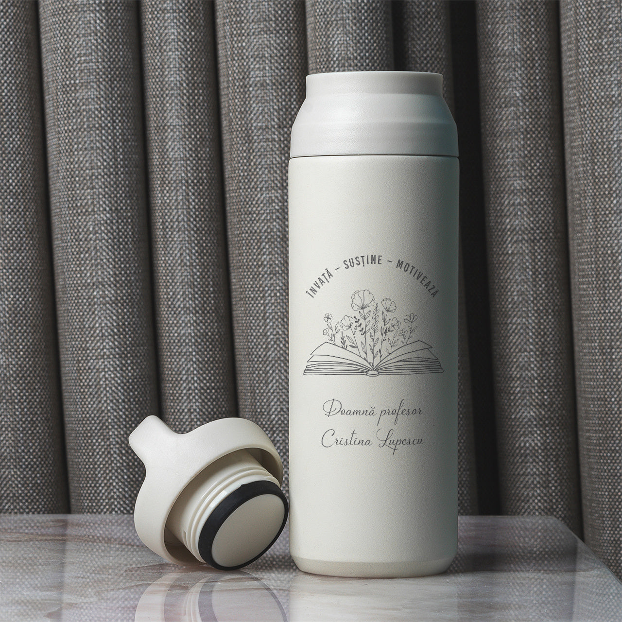 Termos cu mâner – cadou practic pentru profesoară