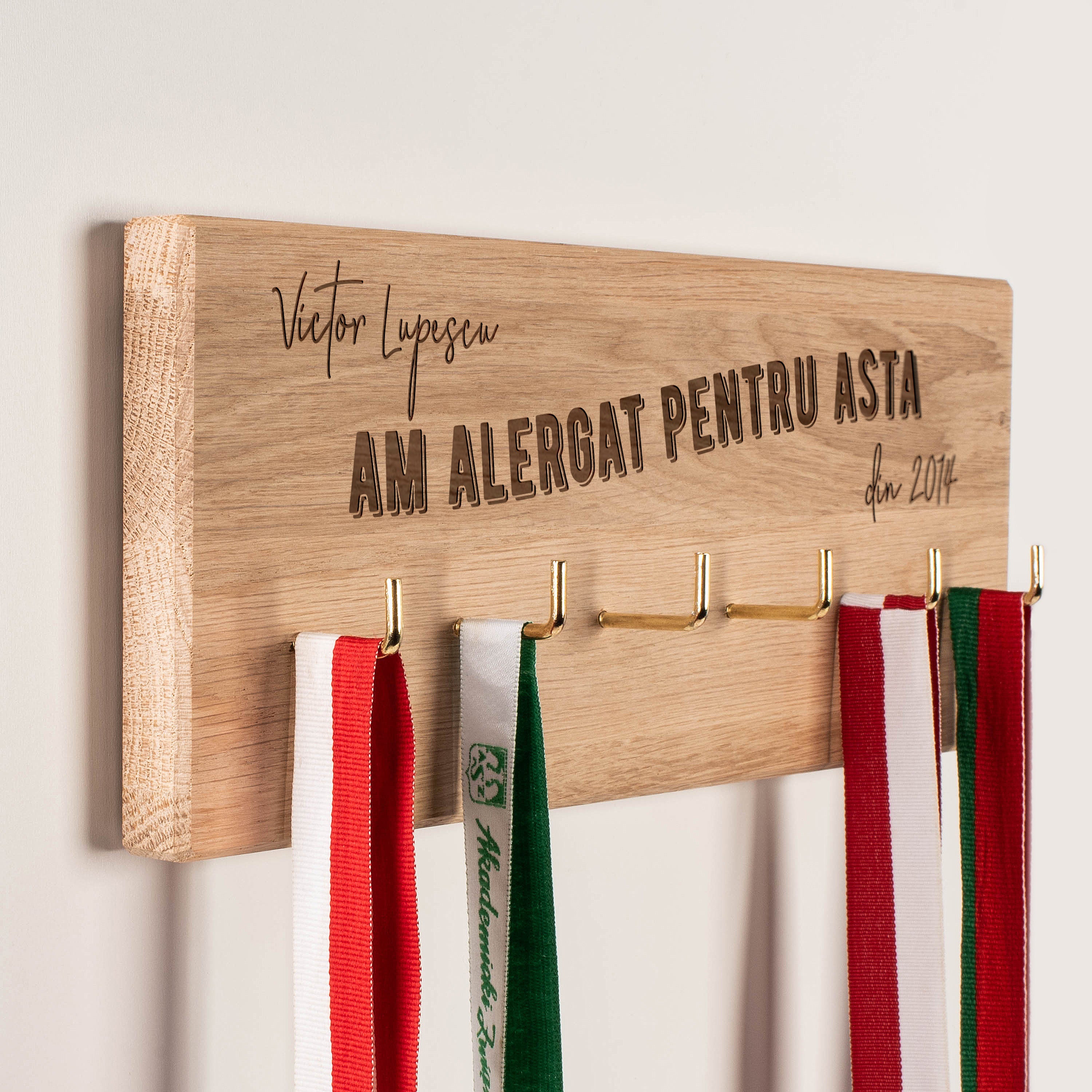 Cuier personalizat pentru medalii – cadou pentru alergători