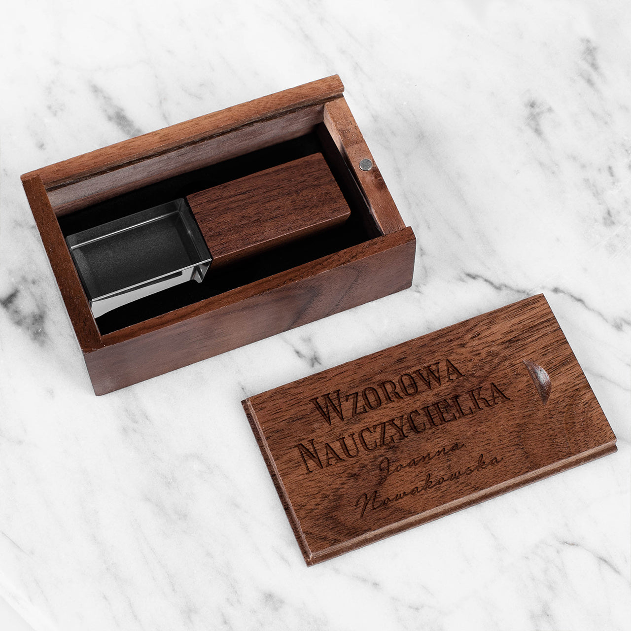 Stick USB gravat pentru profesor – cadou pentru diriginte la sfârșit de an