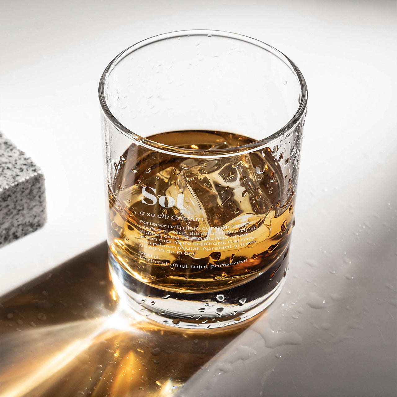 Pahar gravat pentru whisky – cadou de aniversare pentru soț