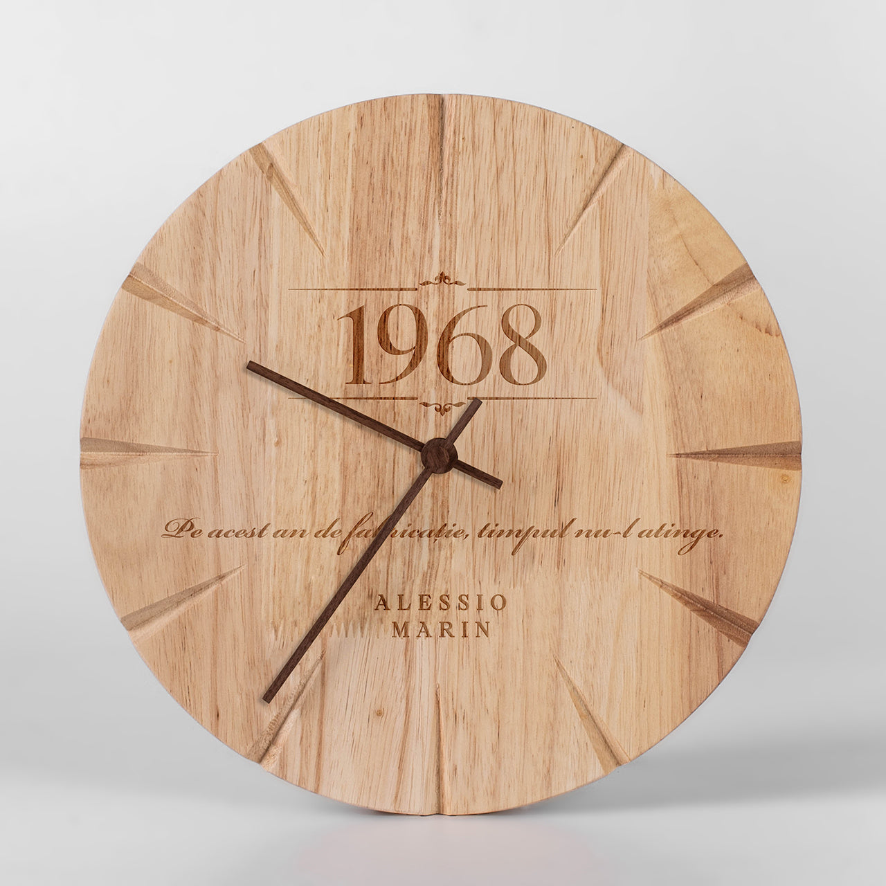 Ceas de perete din lemn – cadou de ziua de naștere pentru bărbat