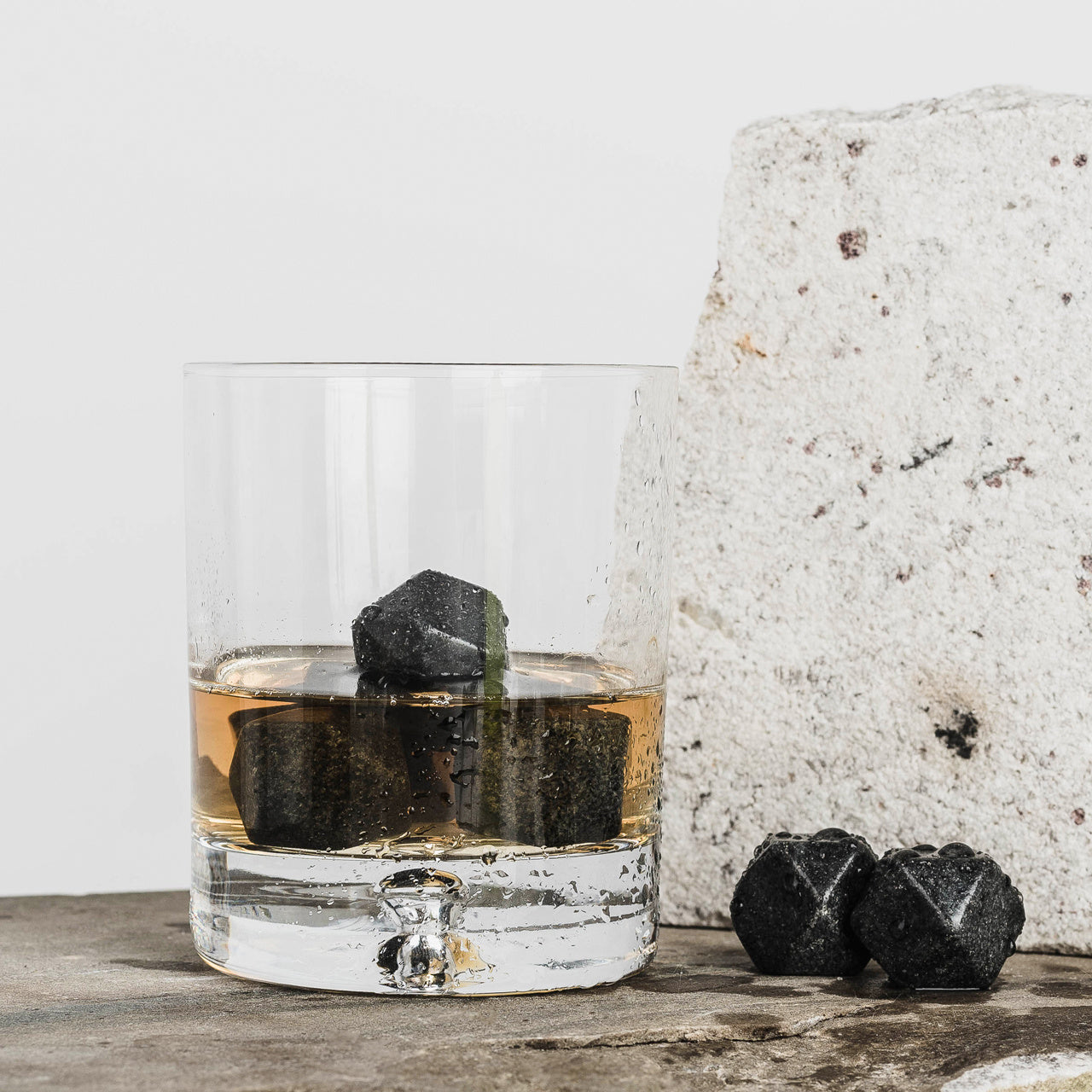 Granitowe kostki do whisky - prezent dla miłośnika whisky kamienie do whisky kostki kamienne do whisky
