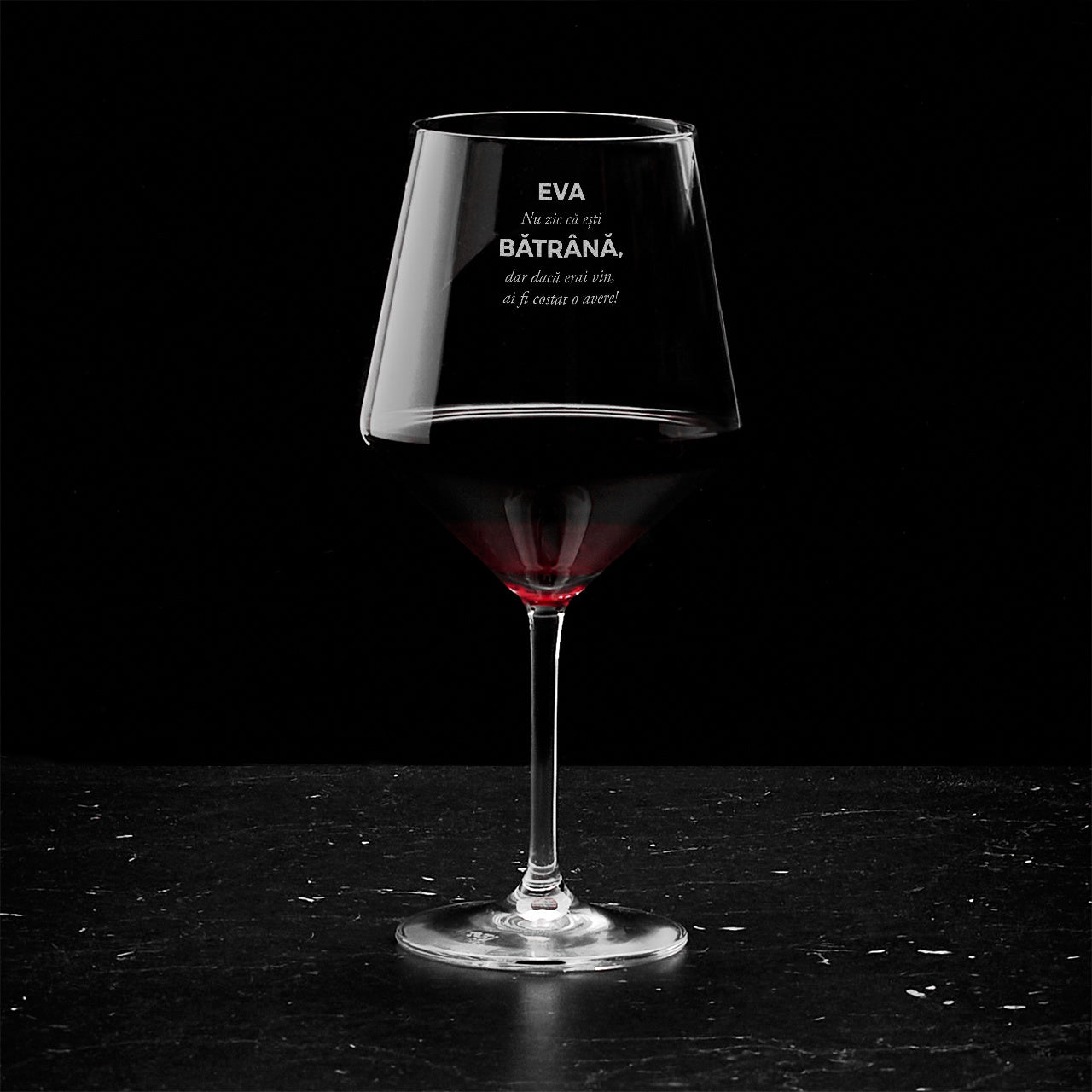 Pahar de vin gravat – cadou de ziua de naștere pentru o femeie