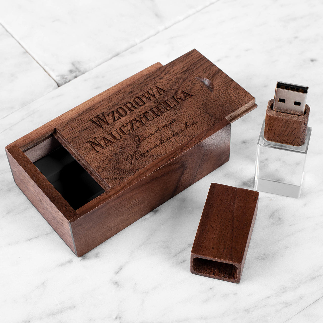 Stick USB gravat pentru profesor – cadou pentru diriginte la sfârșit de an