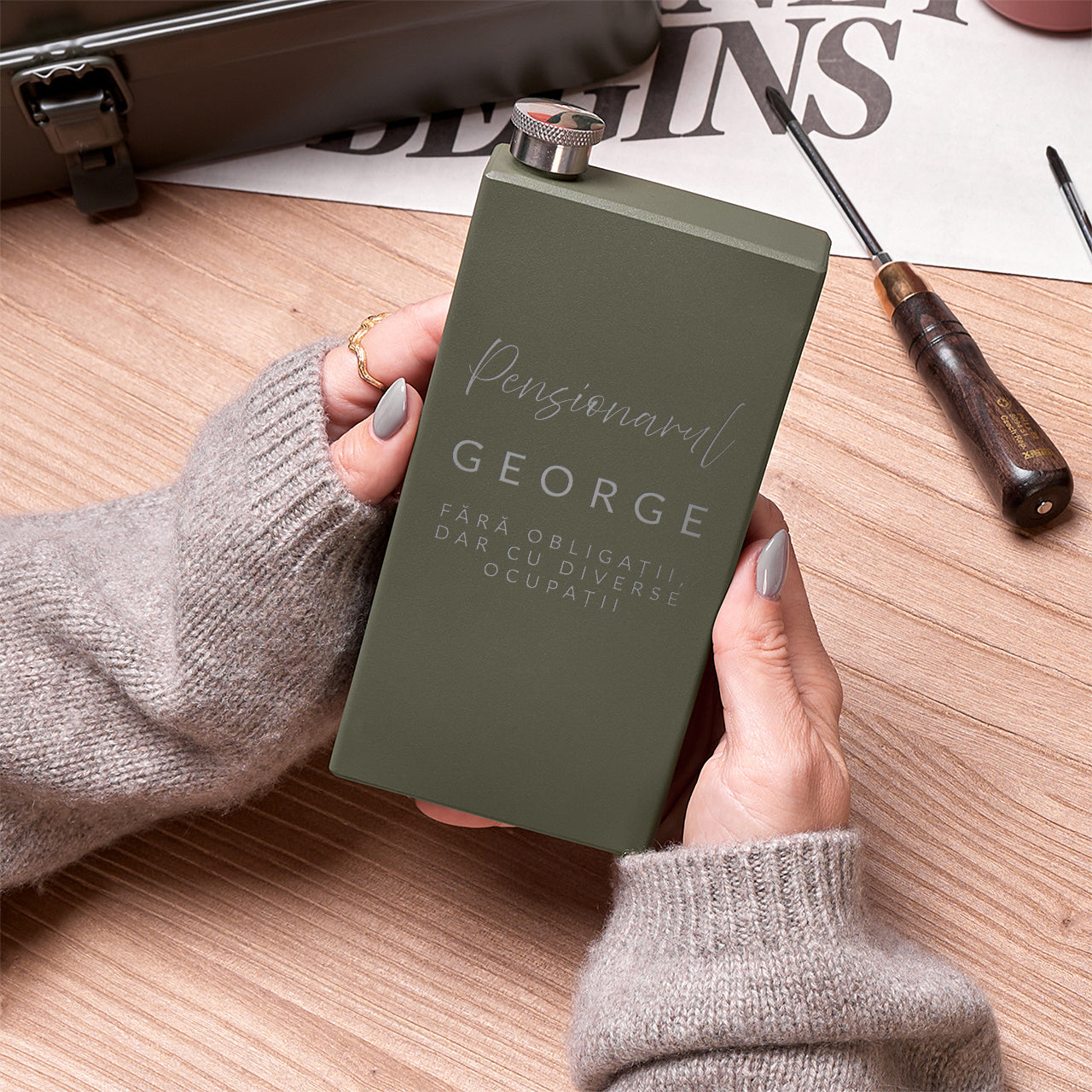 Personalizowana piersiówka - prezent dla emeryta elegancki prezent dla emeryta