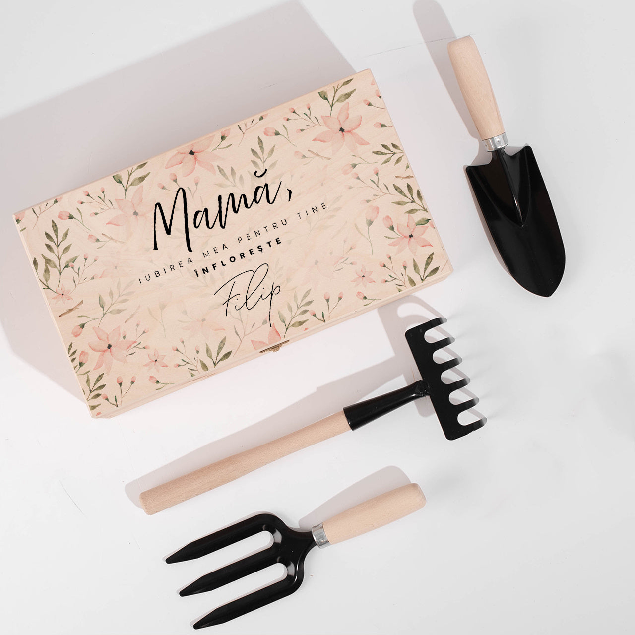 Cutie personalizată cu ustensile de grădină - cadou pentru mama