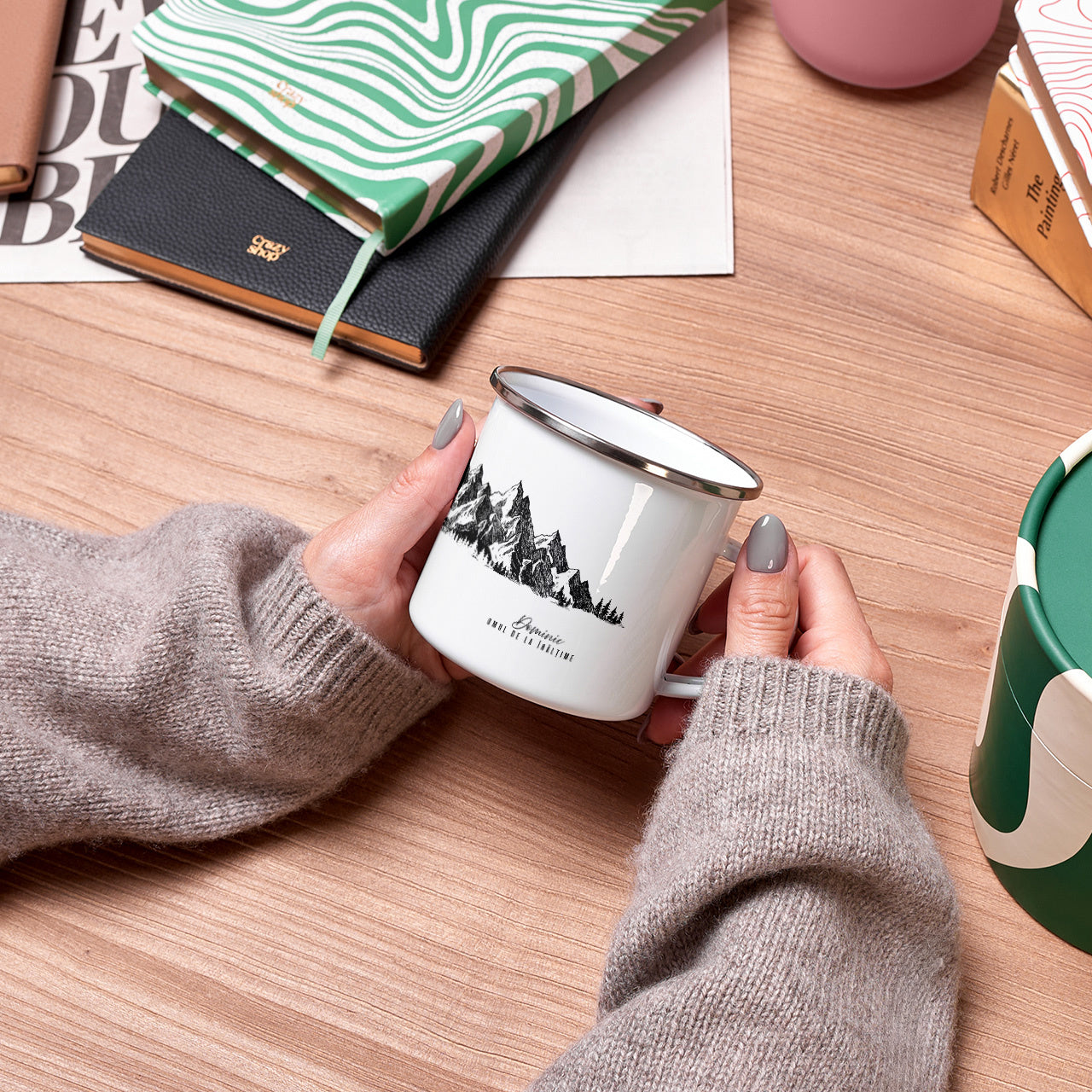 Cană emailată cu motiv montan – cadou pentru pasionații de munte