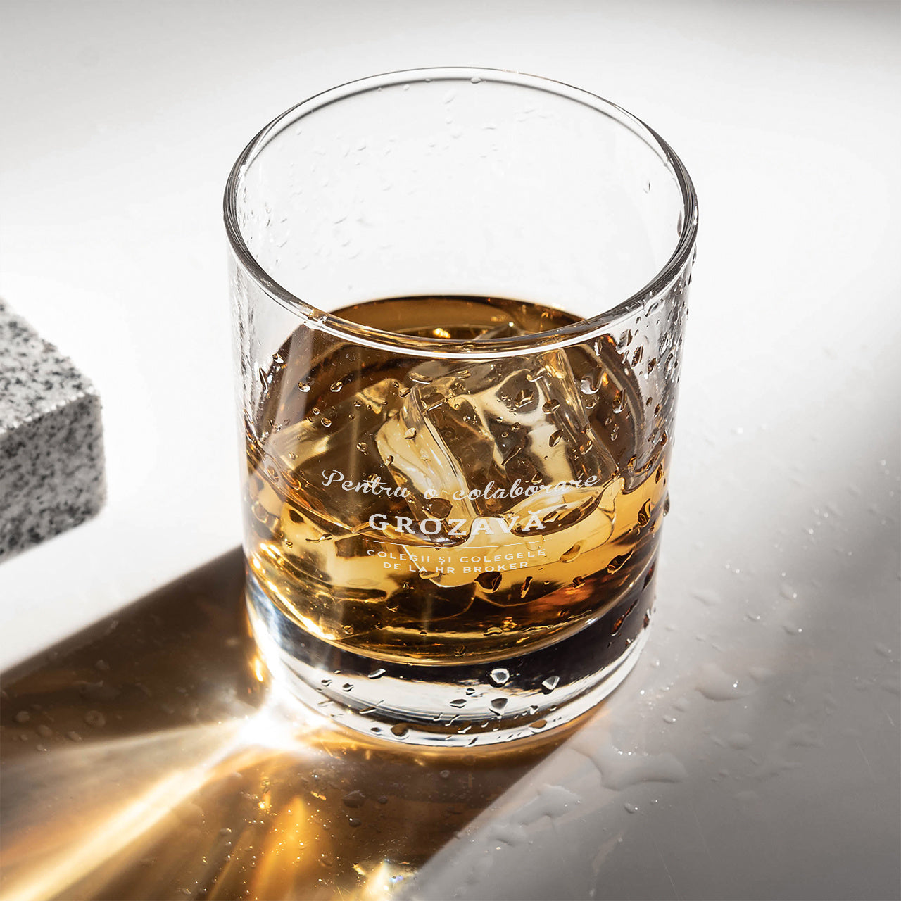 Pahar gravat de whisky - cadou la părăsirea locului de muncă