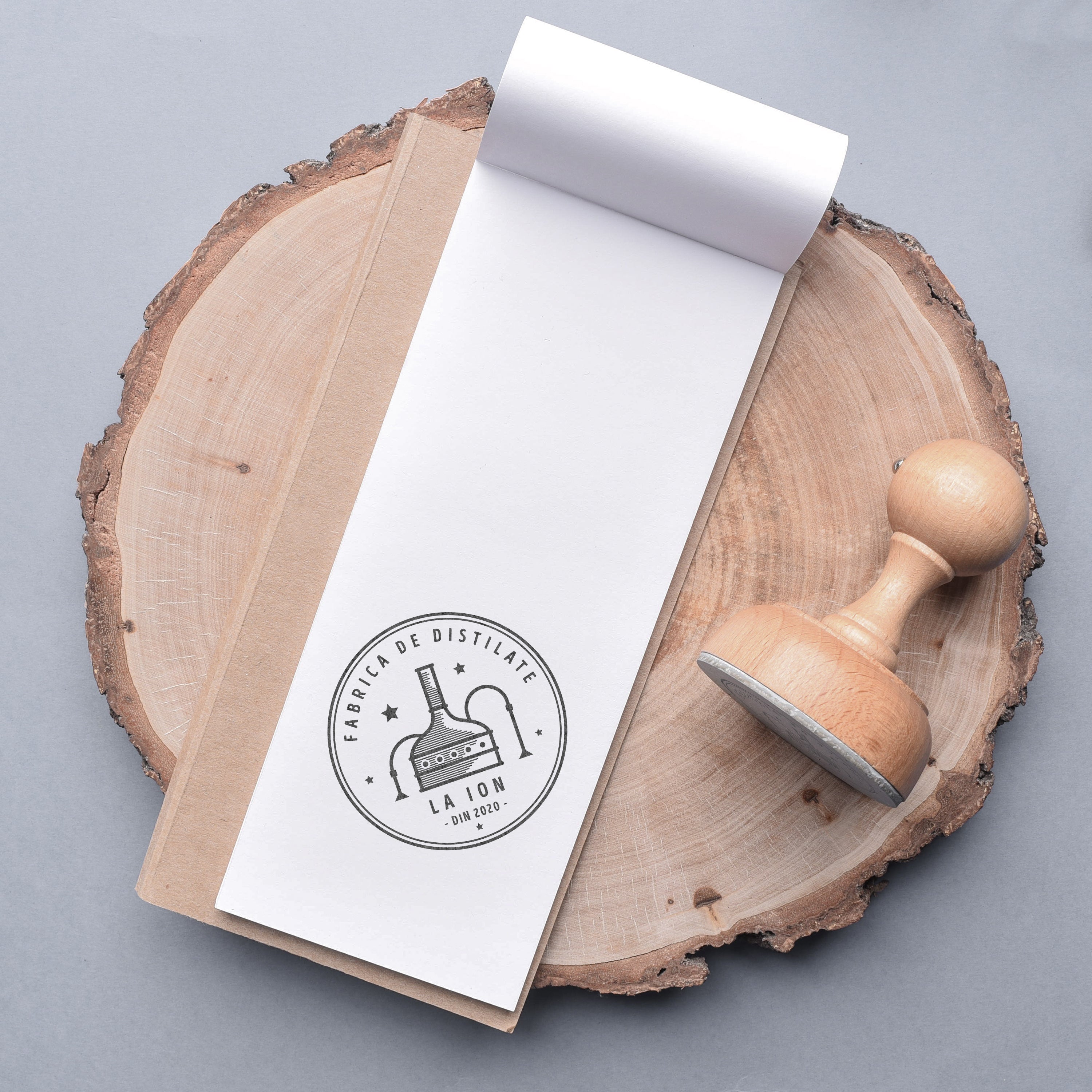 Ștampilă din lemn pentru un producător de alcool de casă
