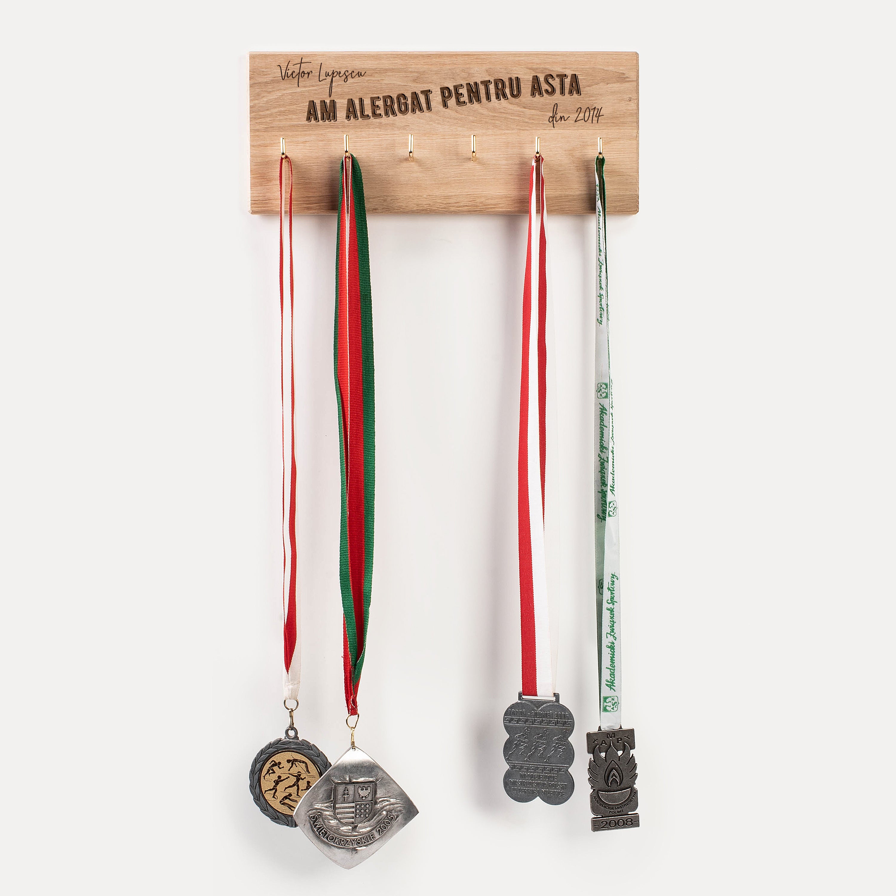 Cuier personalizat pentru medalii – cadou pentru alergători