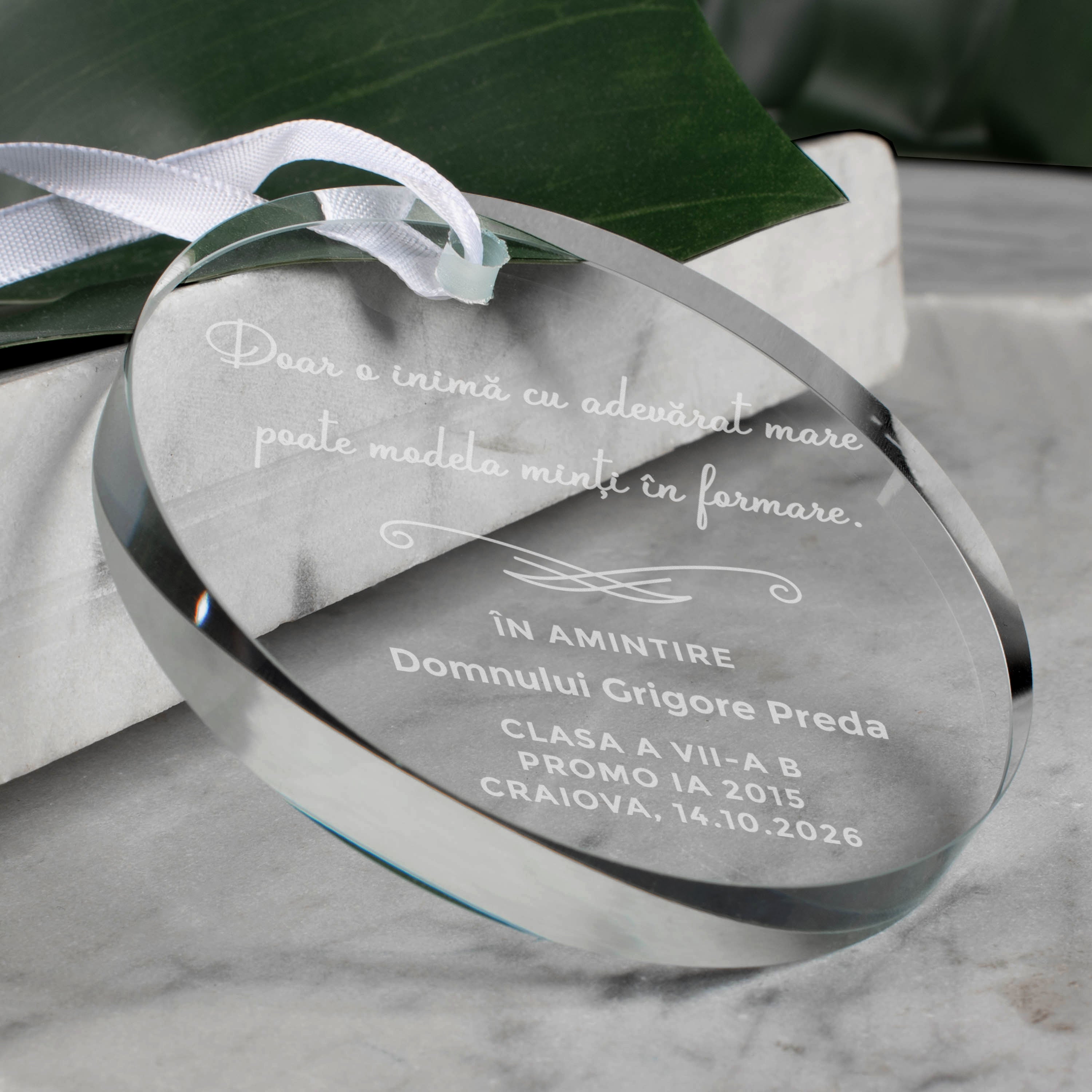 Ornament din sticlă gravat – amintire pentru profesor