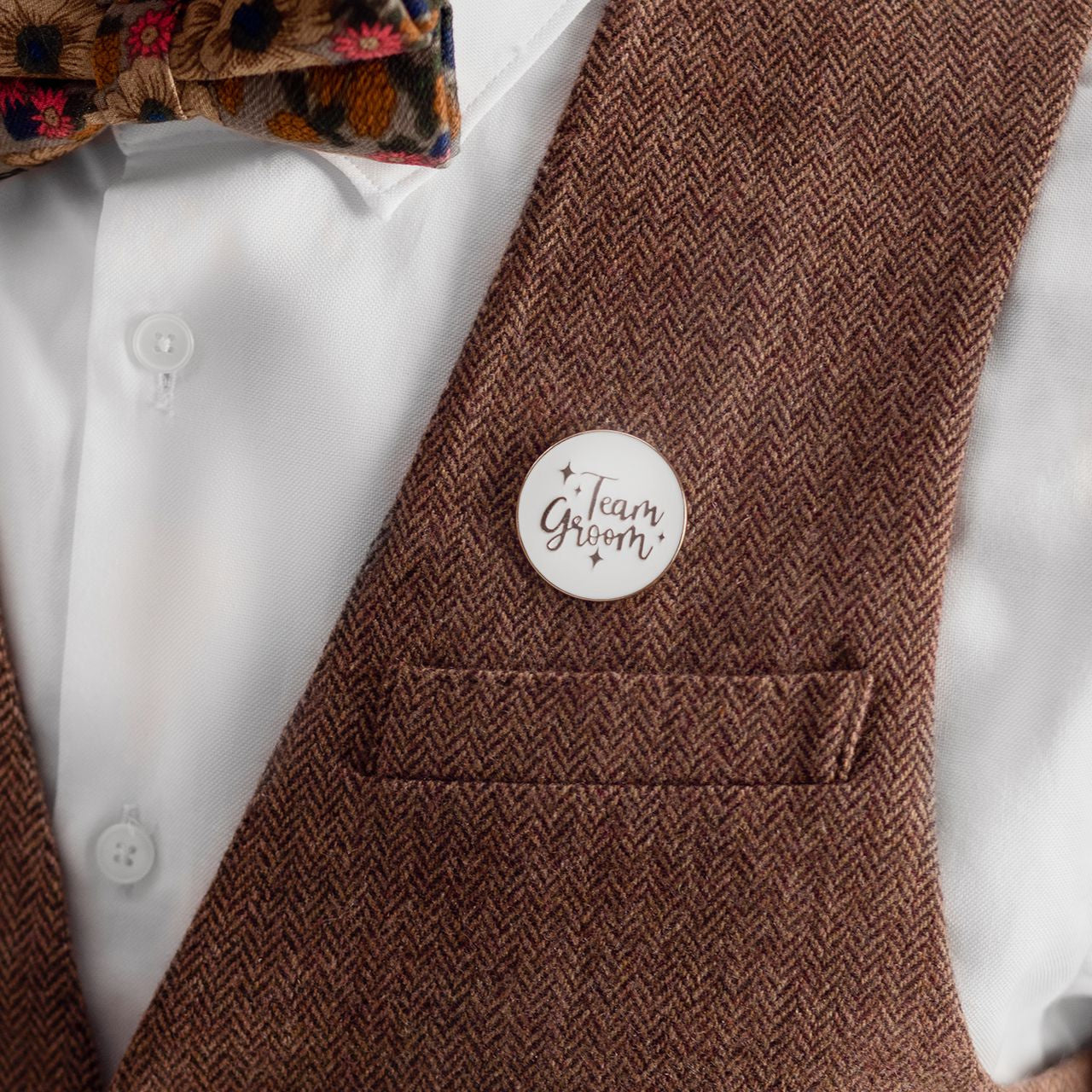 Felicitare cu insignă – pentru petrecerea burlacilor