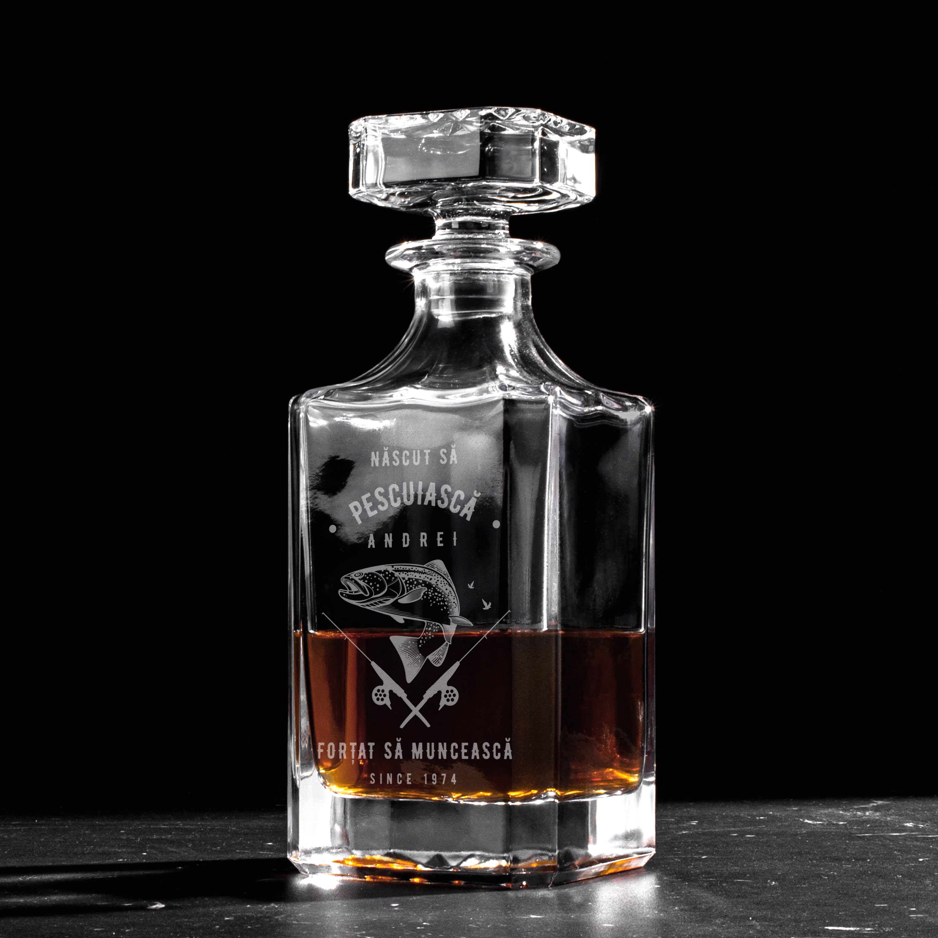 Carafă de whisky gravată – cadou pentru pescar de ziua lui